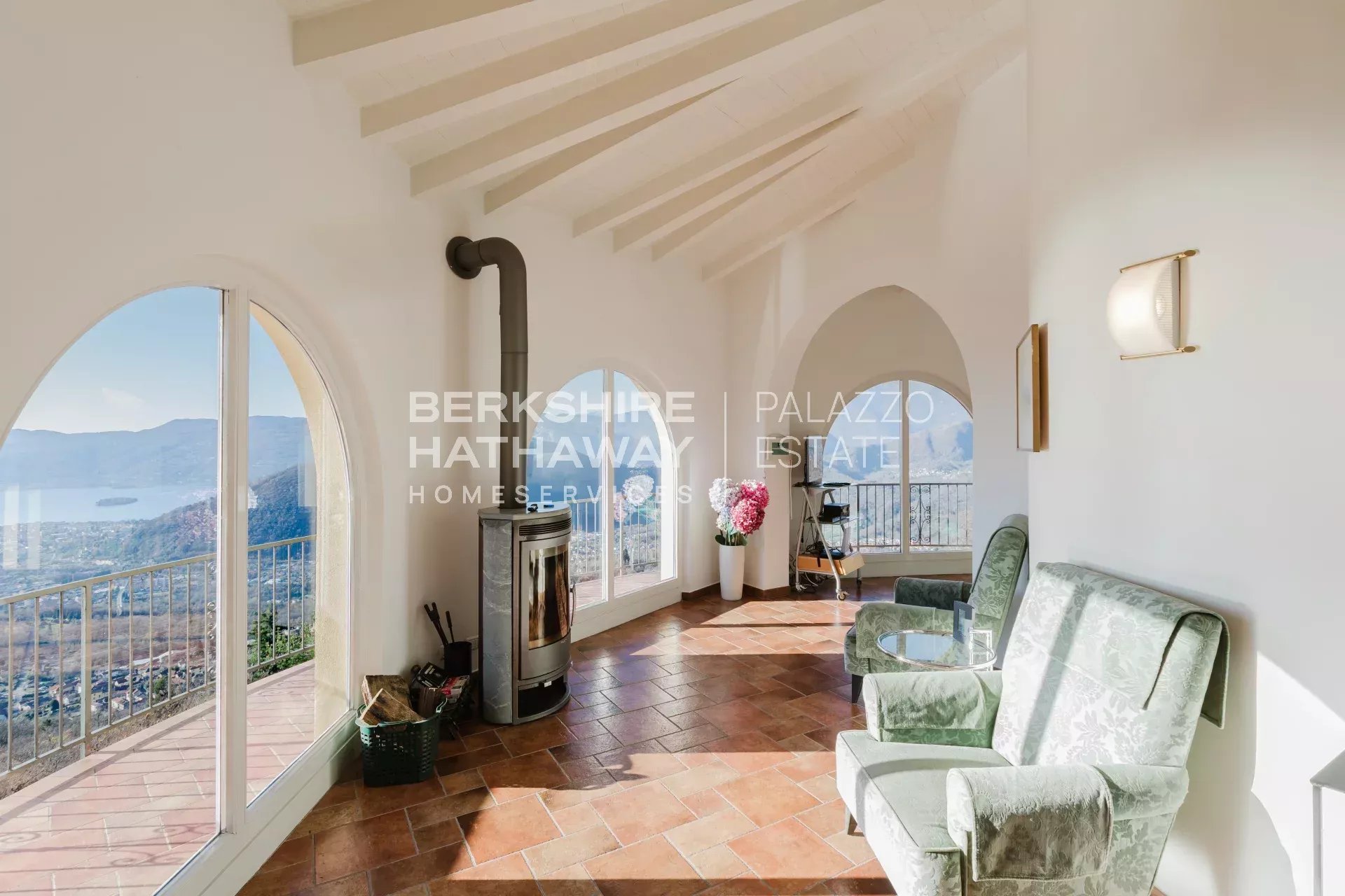 Villa moderna di lusso con vista panoramica sul Lago Maggiore e sulle Alpi