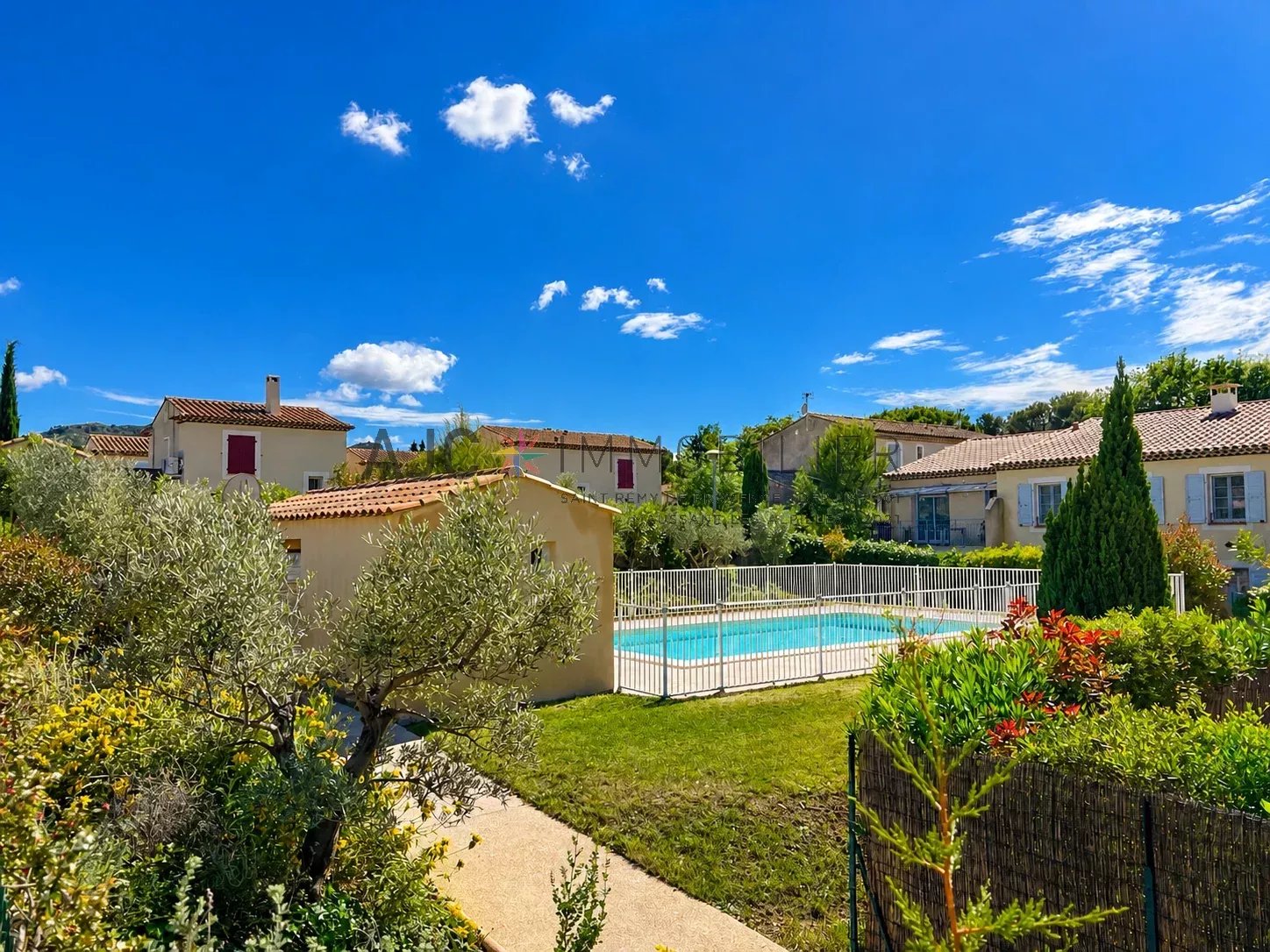 Appartement avec terrasse et vue Alpilles à Saint-Rémy-de-Provence — Résidence sécurisée avec piscine