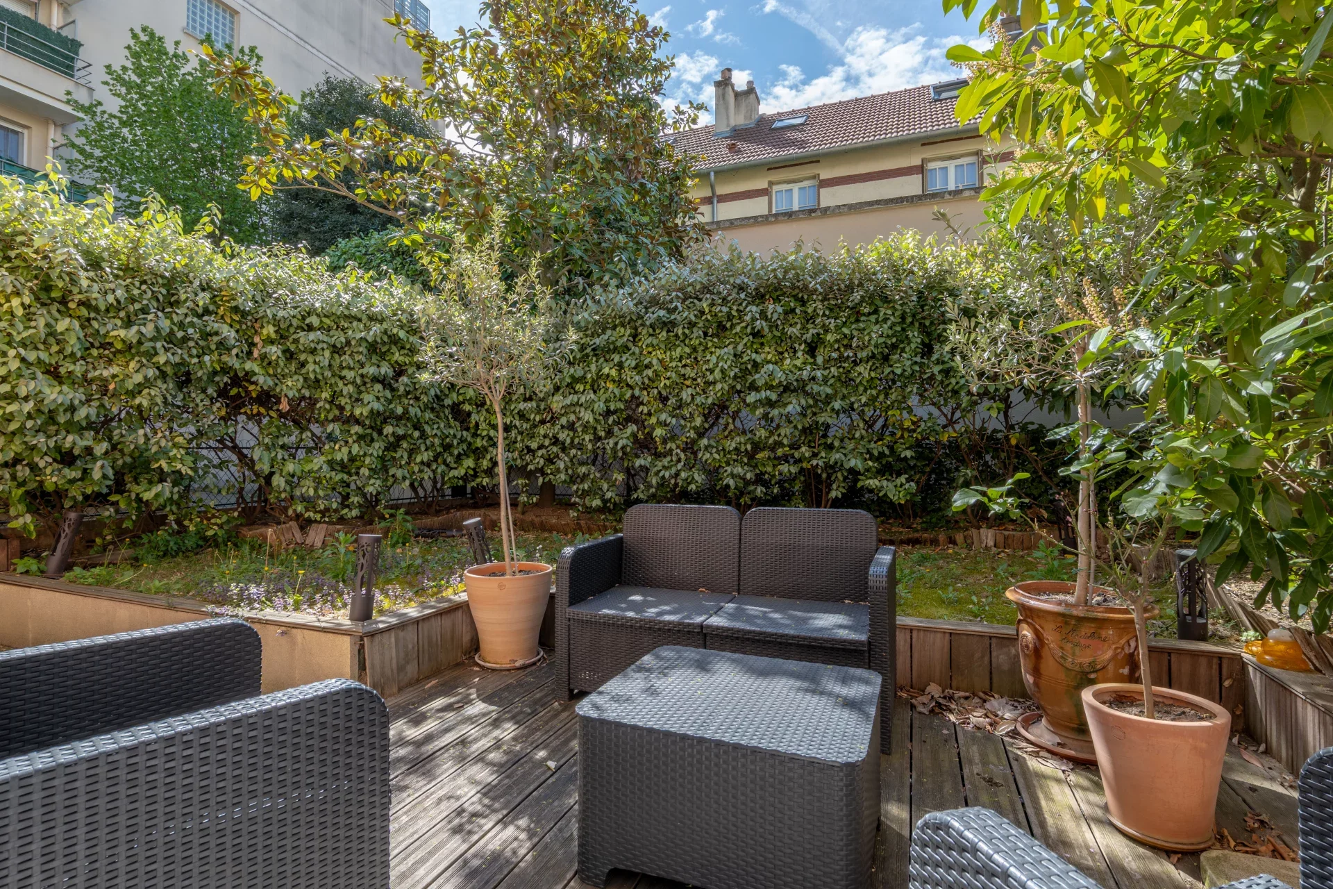 La terrasse et le jardin de la maison