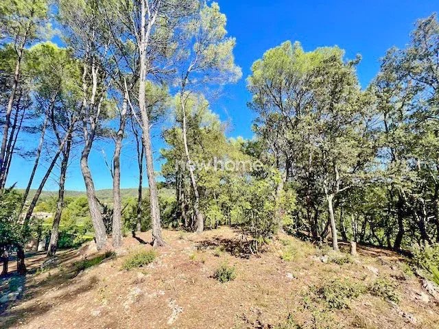 Beau terrain constructible de 1700m2 avec vue dégagée ?