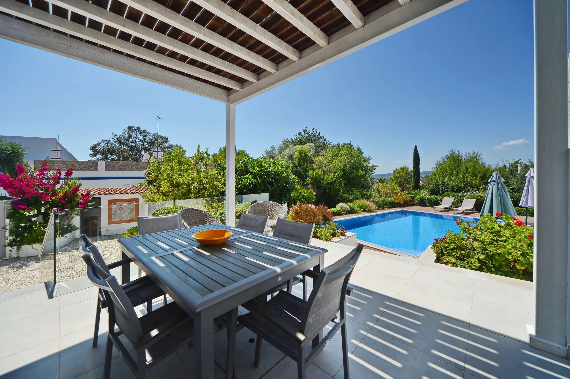 Maison rénovée 3 chambres en suite, piscine et jardin