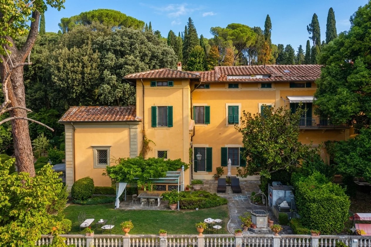 VILLA IN VENDITA A FIRENZE CON PISCINA E GARAGE