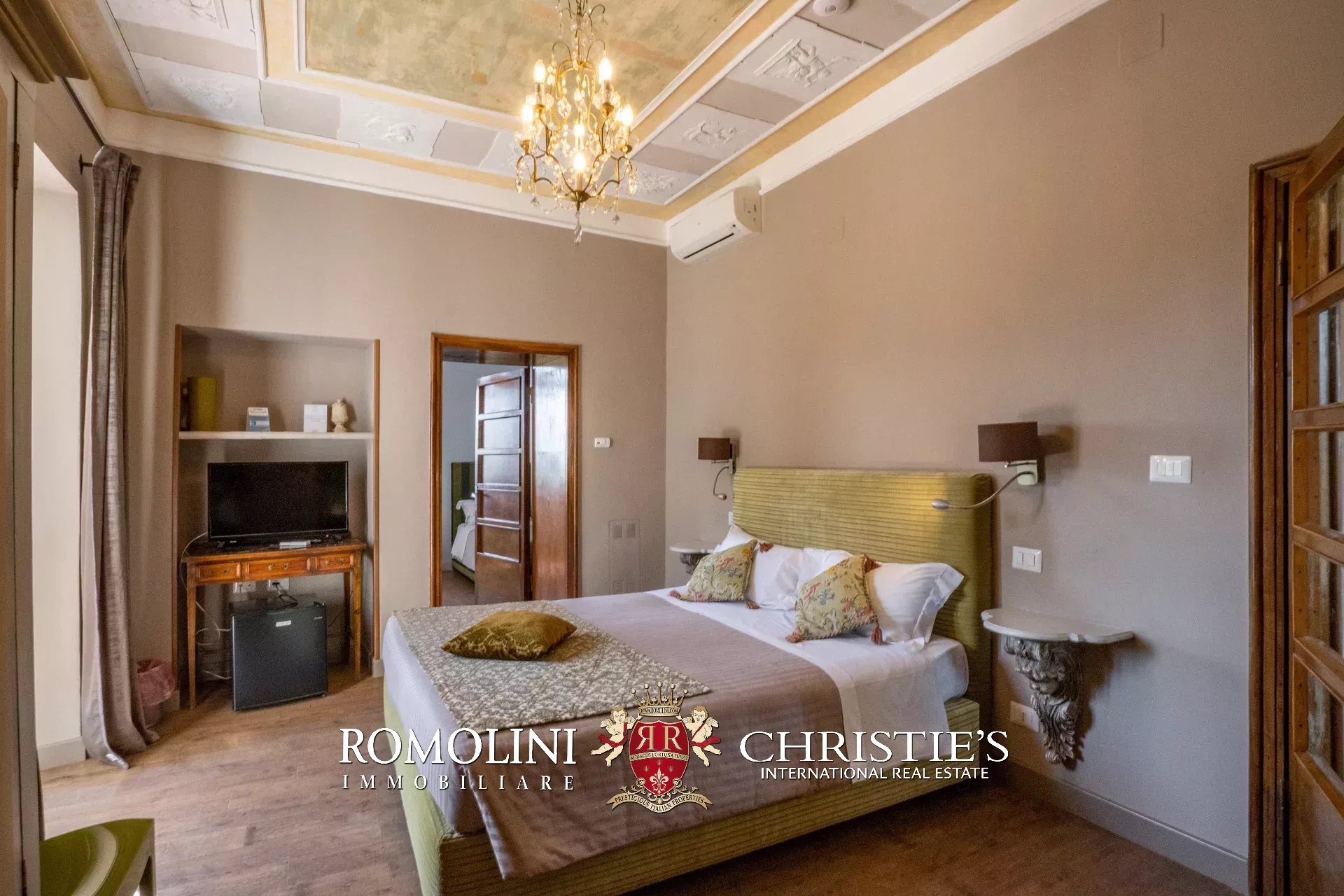6 Bedroom Villa/Townhouse's Image 32