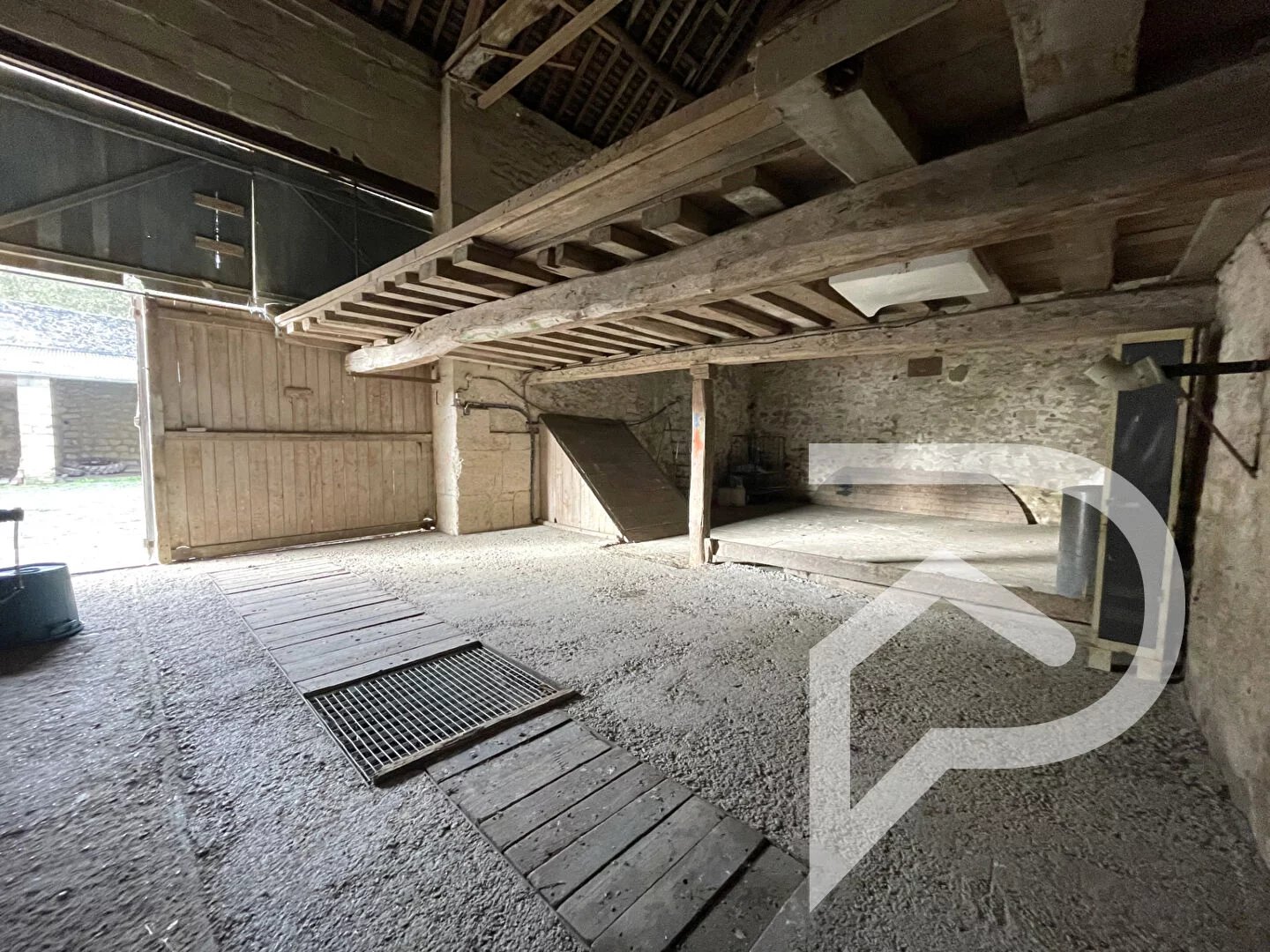 GRANGE DE PLUS DE 160 M² FRESNOY LA RIVIERE