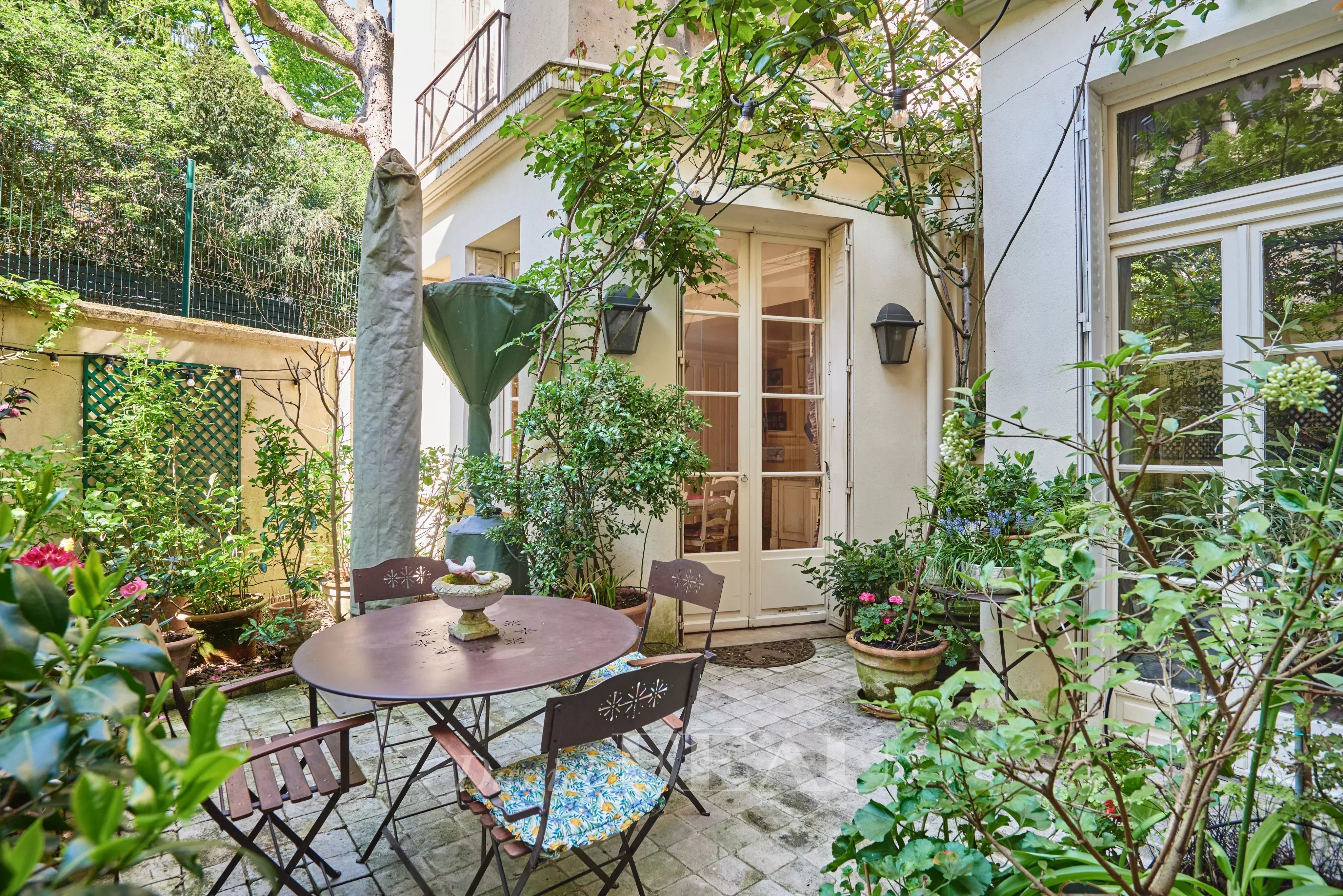 Paris 16th District – A magnificent private mansion