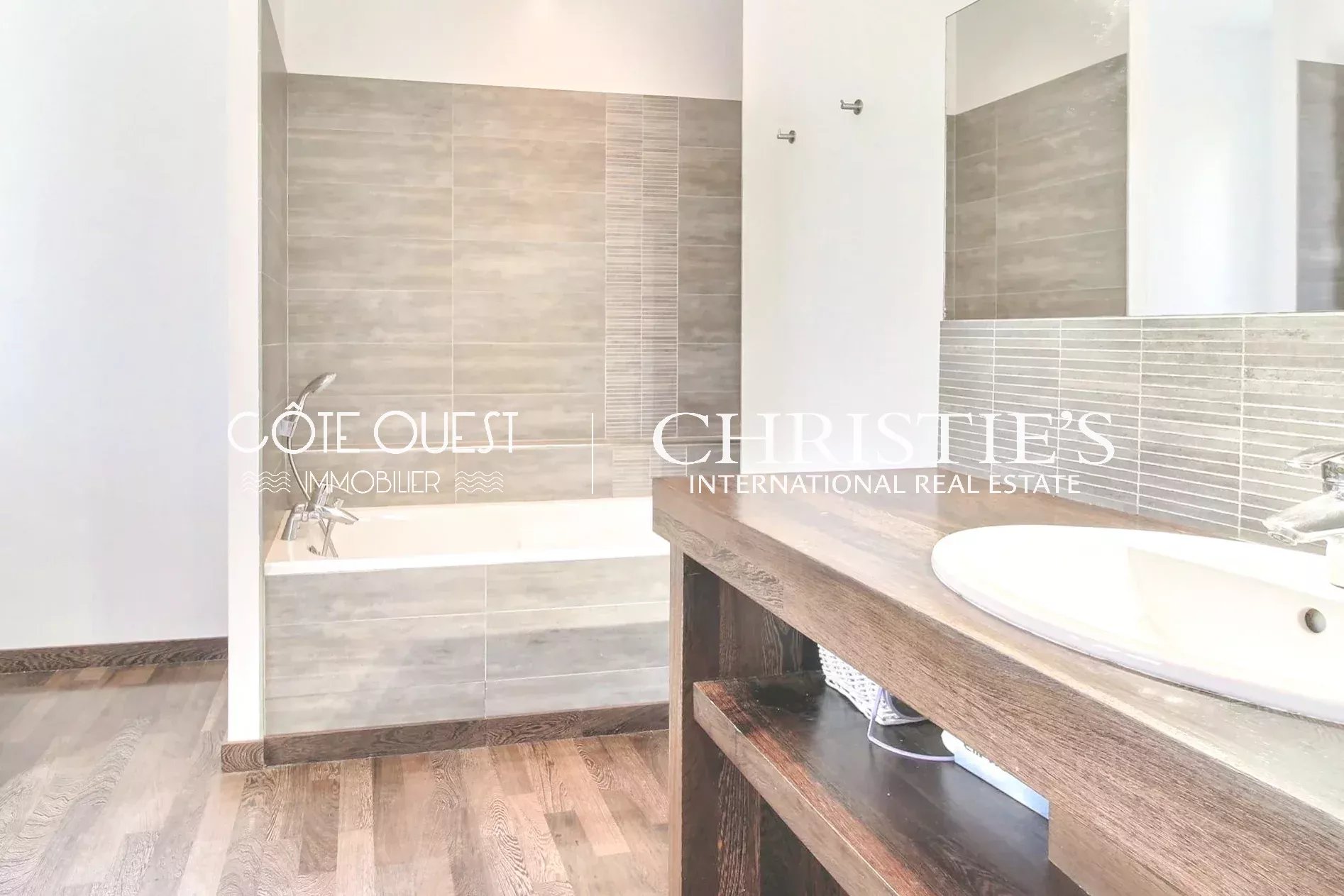 5 Bedroom Villa/Townhouse's Image 9