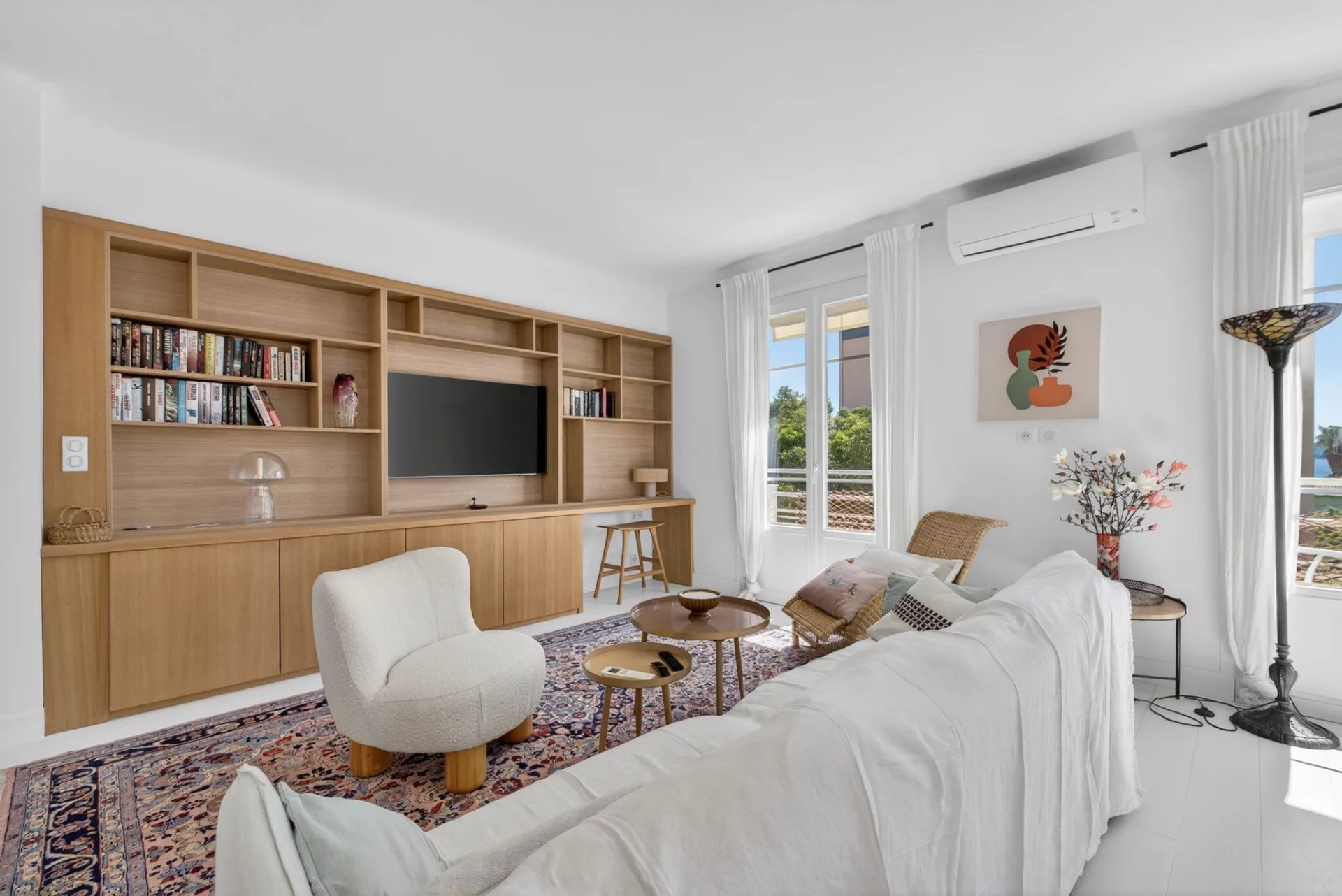 Just a stone's throw from the beaches, 3-bedroom house with sea views
