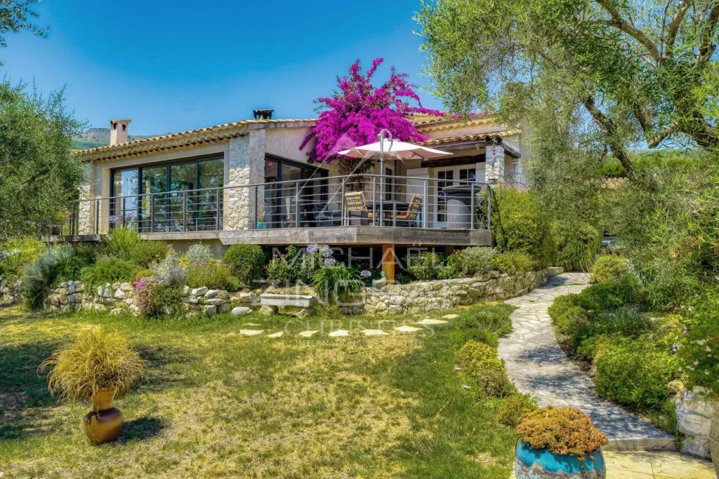 Villa for sale in Tourrettes sur Loup — Tourrettes-sur-Loup – Elegant Provençal villa within walking distance of the village