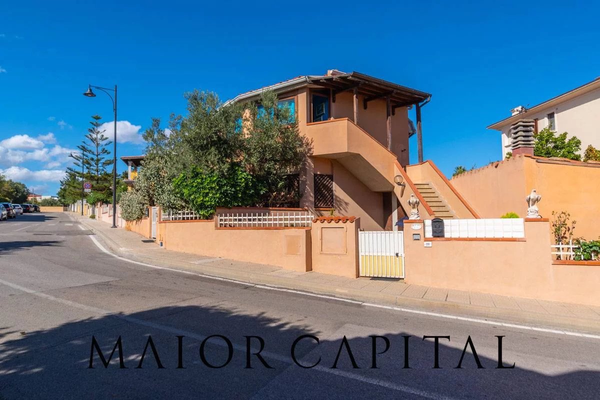 Olbia | Villetta caposchiera su due livelli con ampia corte e posto auto