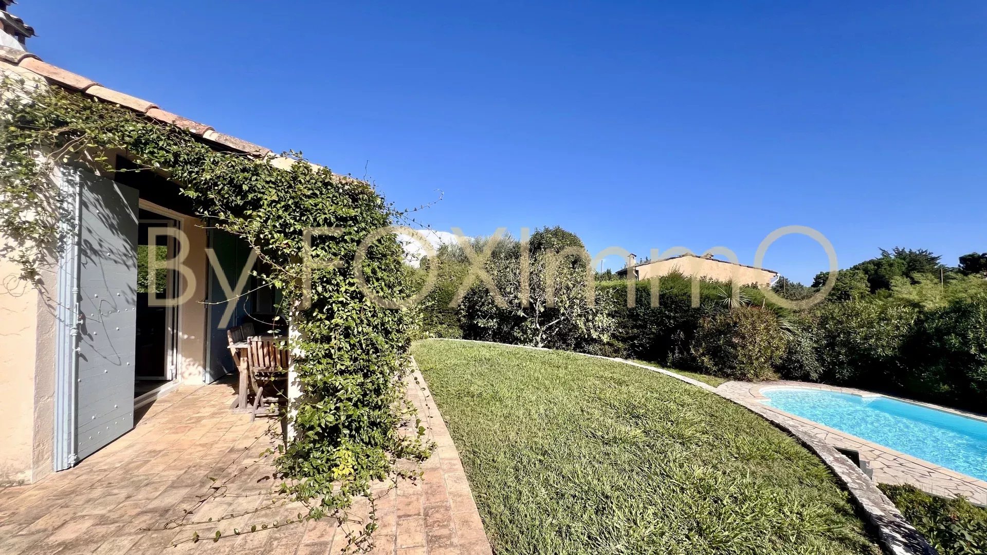 VENCE POOL GARAGE ABSOLUTE CALM PERFECT CONDITION.