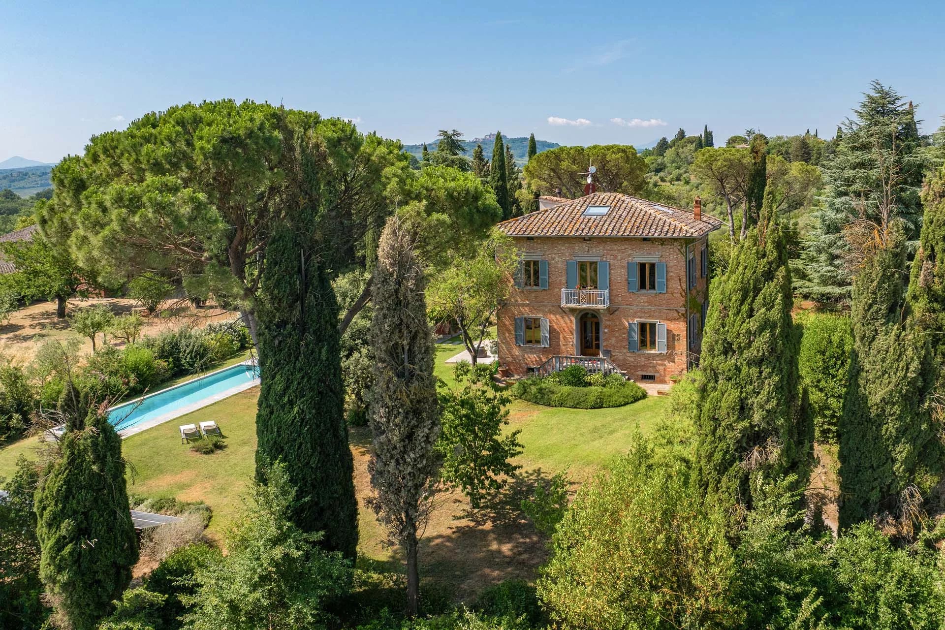 ELEGANTE VILLA CON PISCINA IN VENDITA A MONTEPULCIANO, TOSCANA