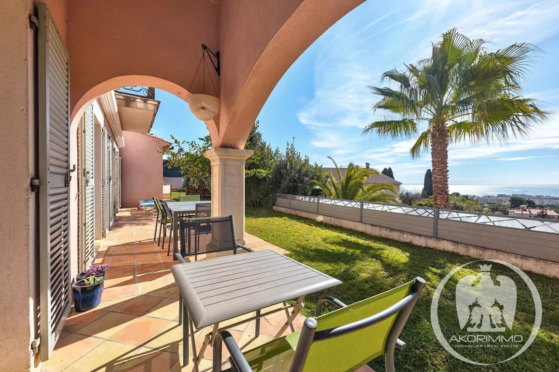 Maison  - 7 pièces  - 163.65 m2 -