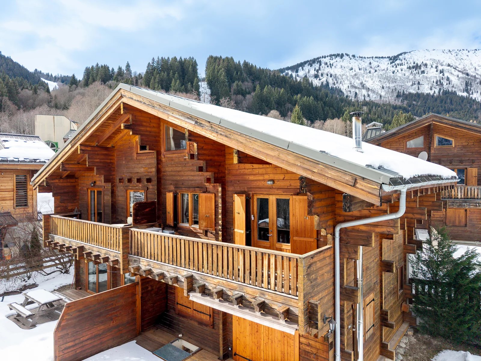LES HOUCHES - Ski-in Ski-Out Duplex Accommodation in Chamonix