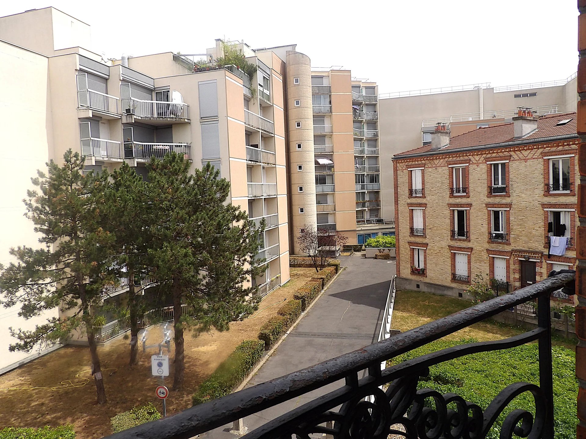 GRAND APPARTEMENT 3 PIECES AVEC CAVES ET PARKING A DEUX PAS DES METROS 7 ET 14 !