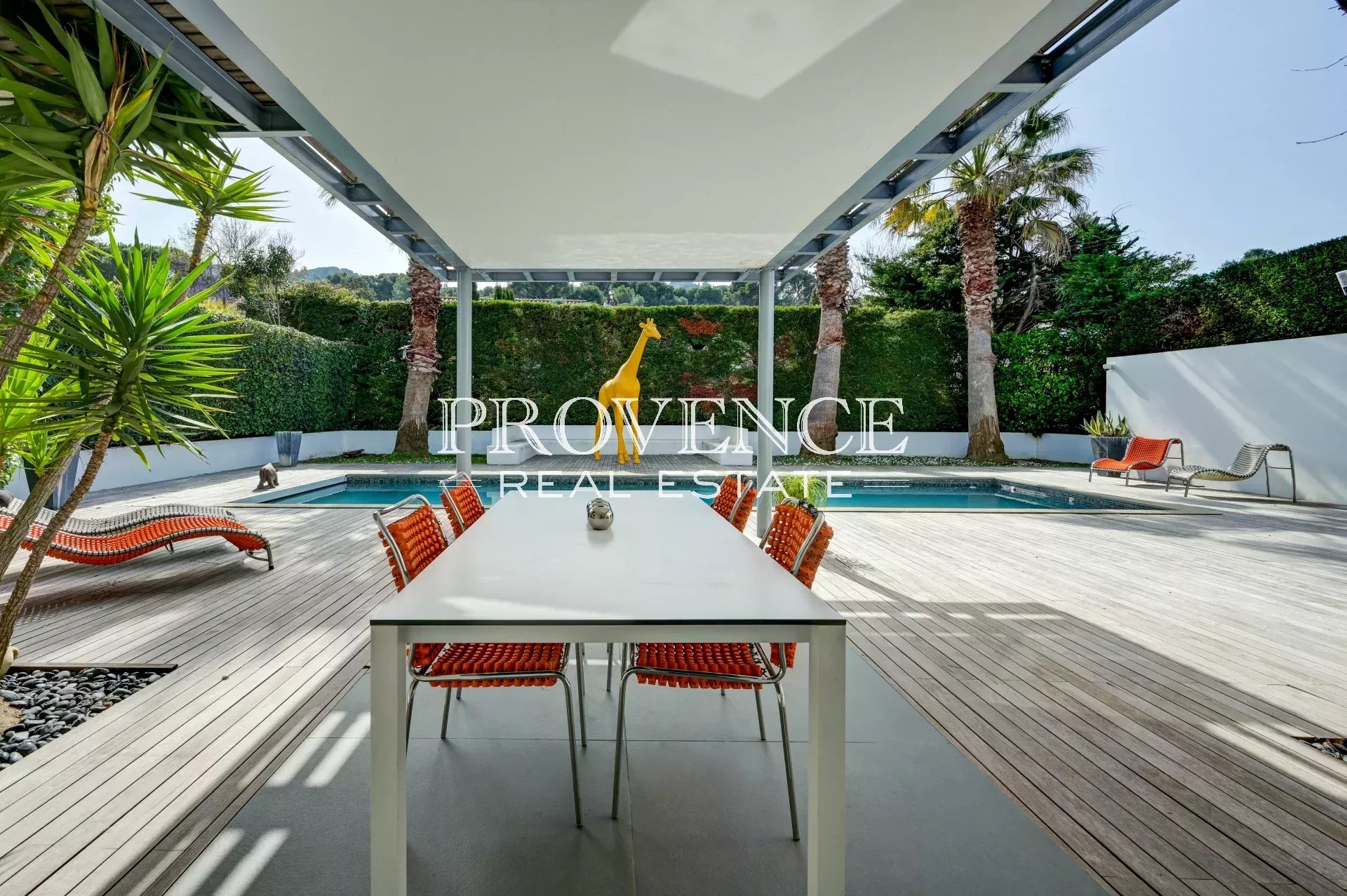 MAISON 236 M² - PISCINE - JARDIN - GRAND GARAGE 5 PLACES
