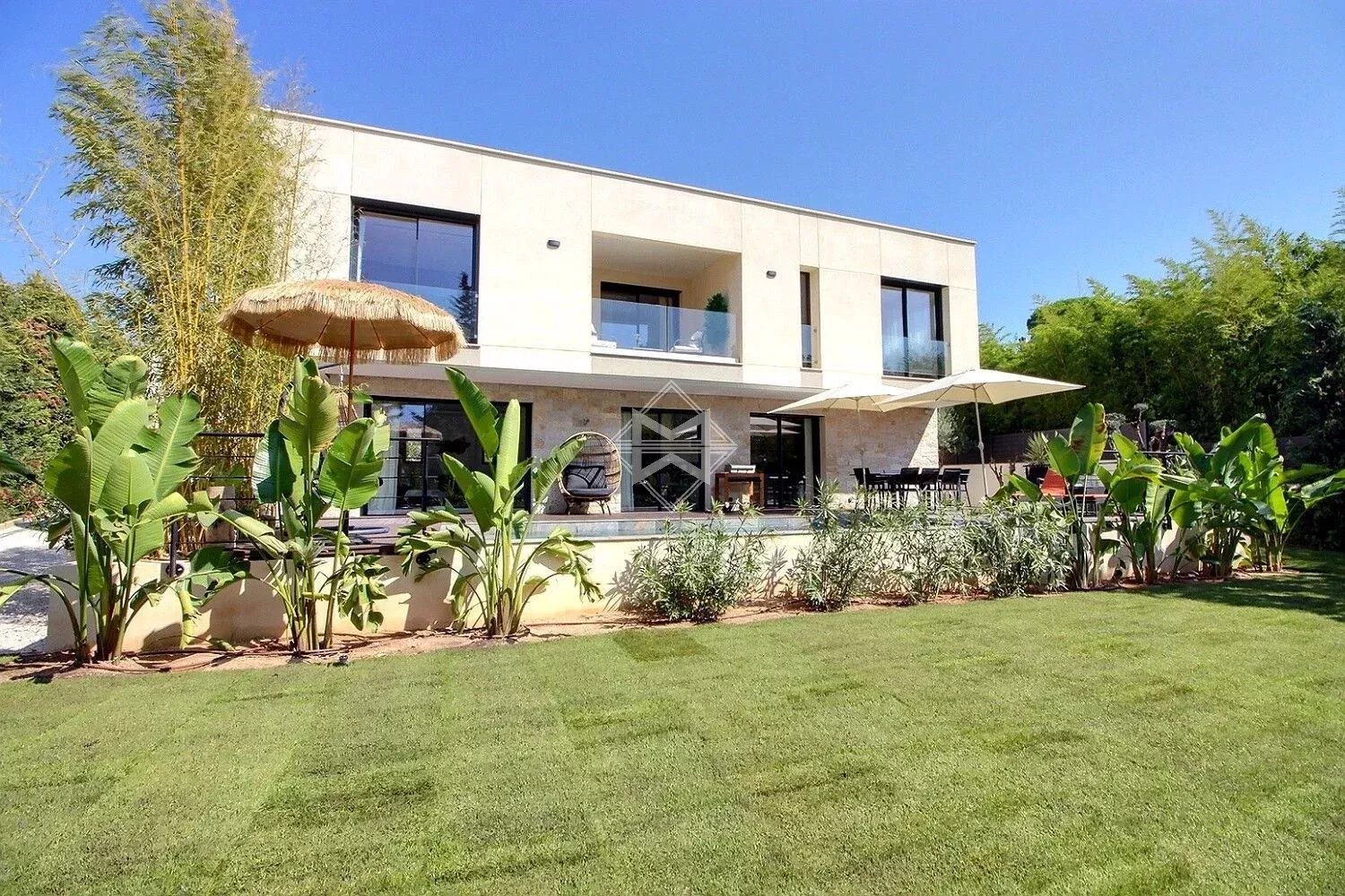 06250 MOUGINS VILLA