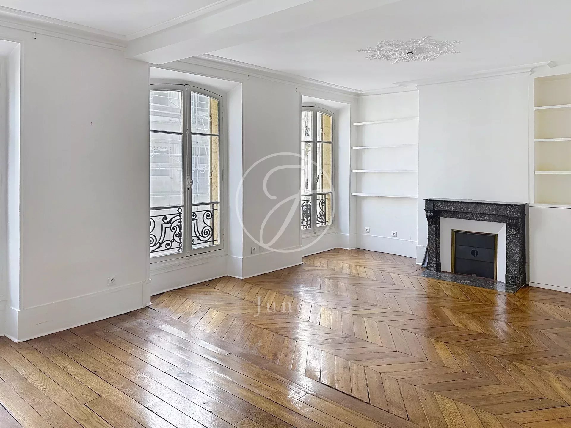 Paris 18ème -  RUE VÉRON / ABBESSES - Appartement à louer - 2 pièces vide - 55,19m² Carrez - 56,32m² au sol - 1 chambre - Cave.