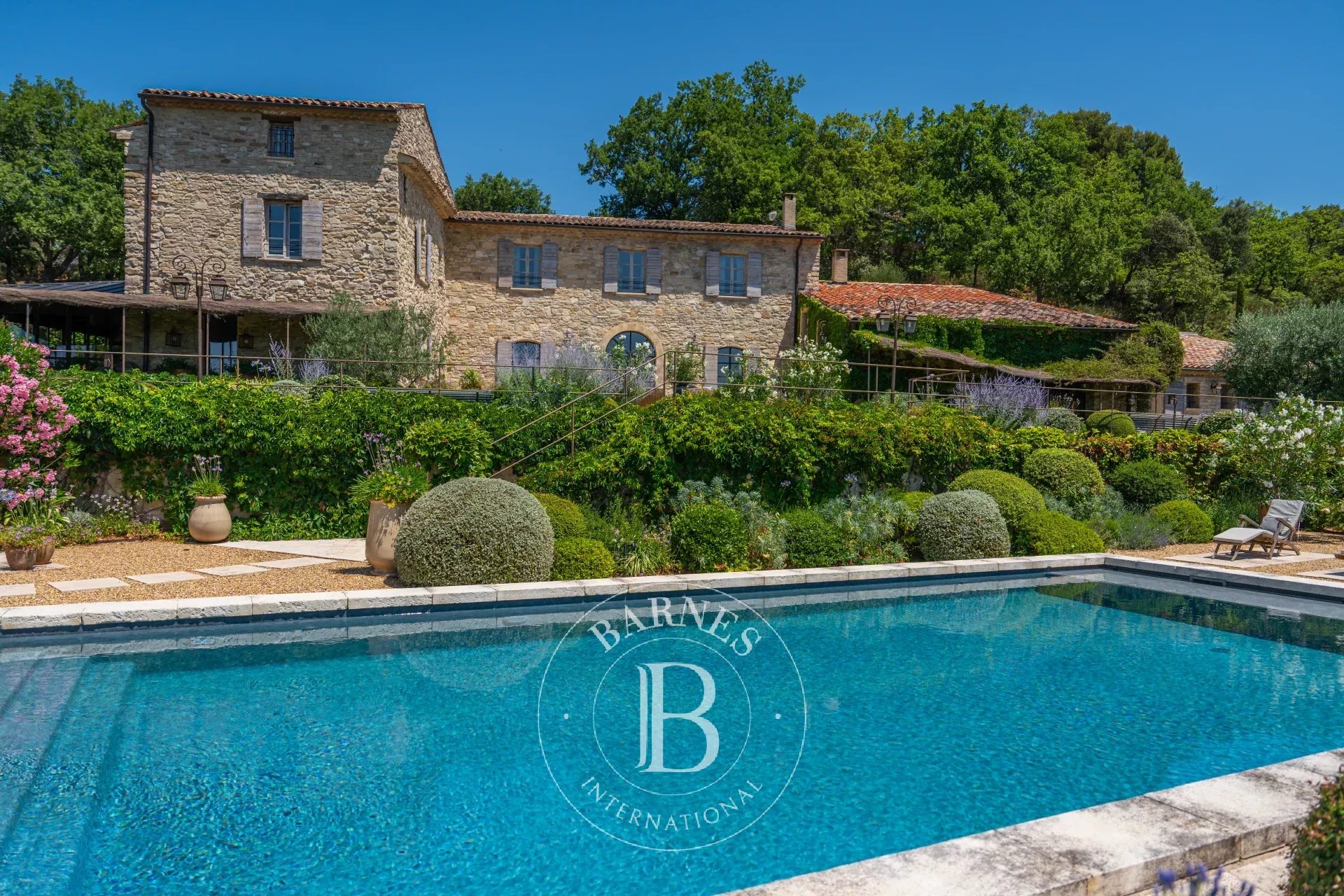 PROVENCE - MONTFURON - PROPRIETE D'EXCEPTION 410 M2 - 6 CHAMBRES - PISCINE - PARC 104 HA - POSSIBILITE AGRANDISSEMENT