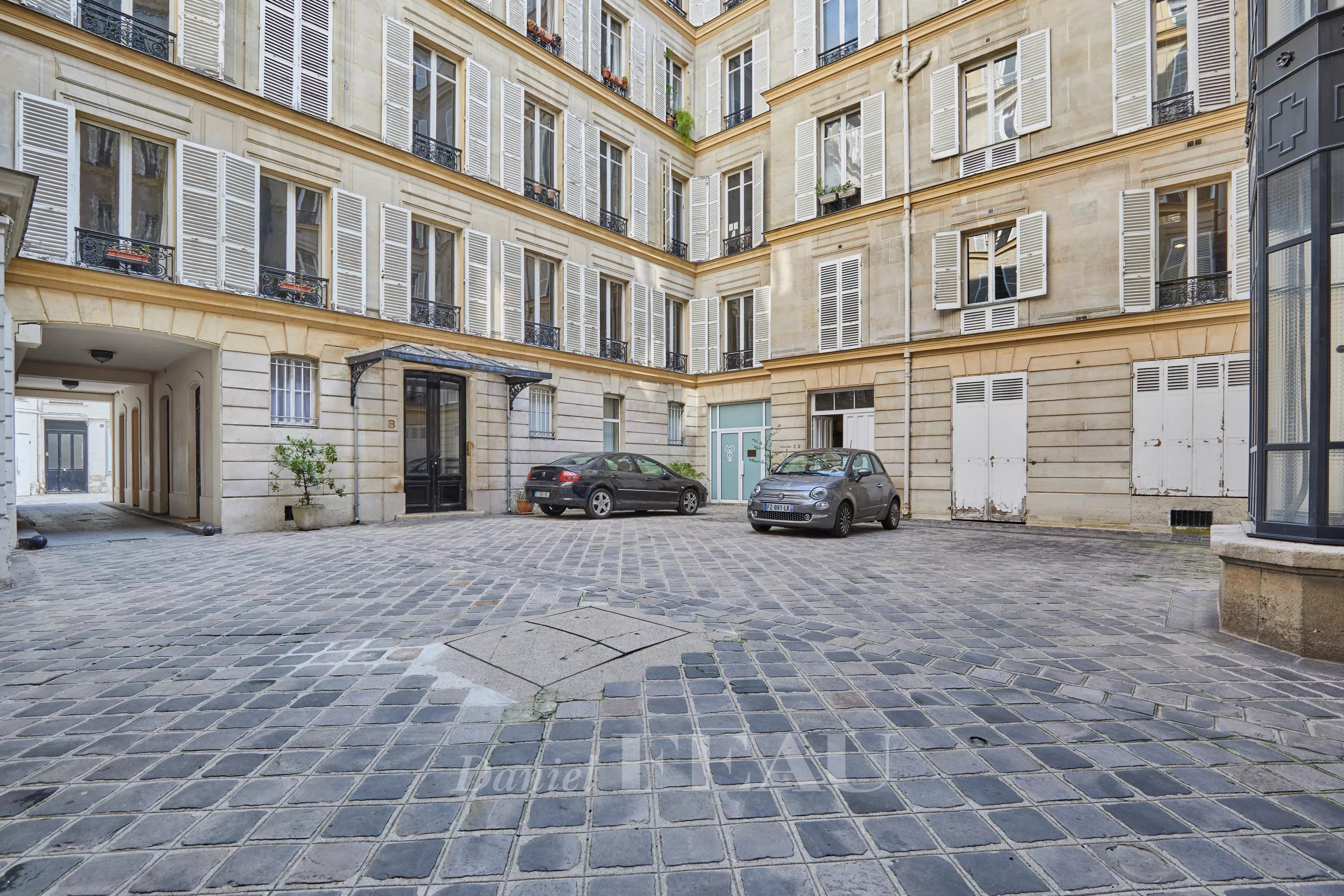 Grande cour pavée