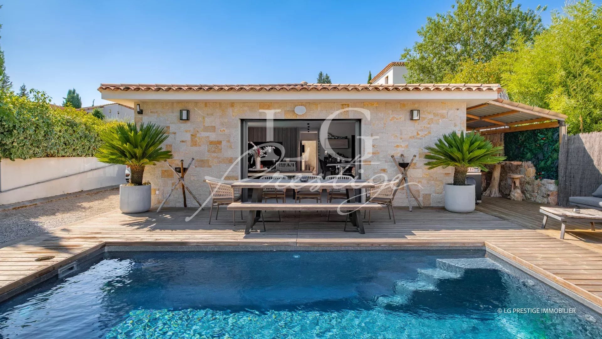 Contemporary Villa with Pool and Summer Kitchen in Peaceful Montauroux setting.