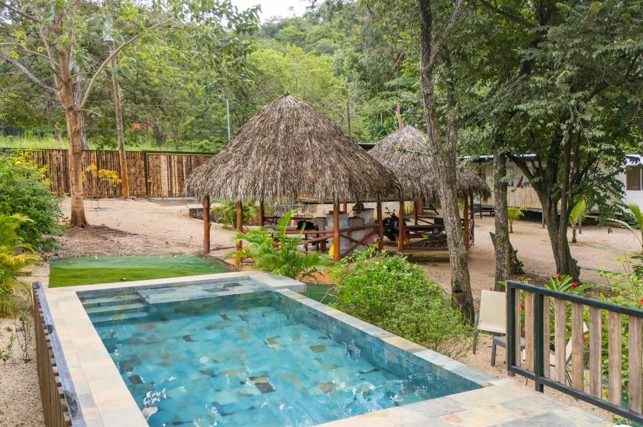 Oasis tropical con dos casas, piscina y potencial de desarrollo en Santa Rosa, Costa Rica
