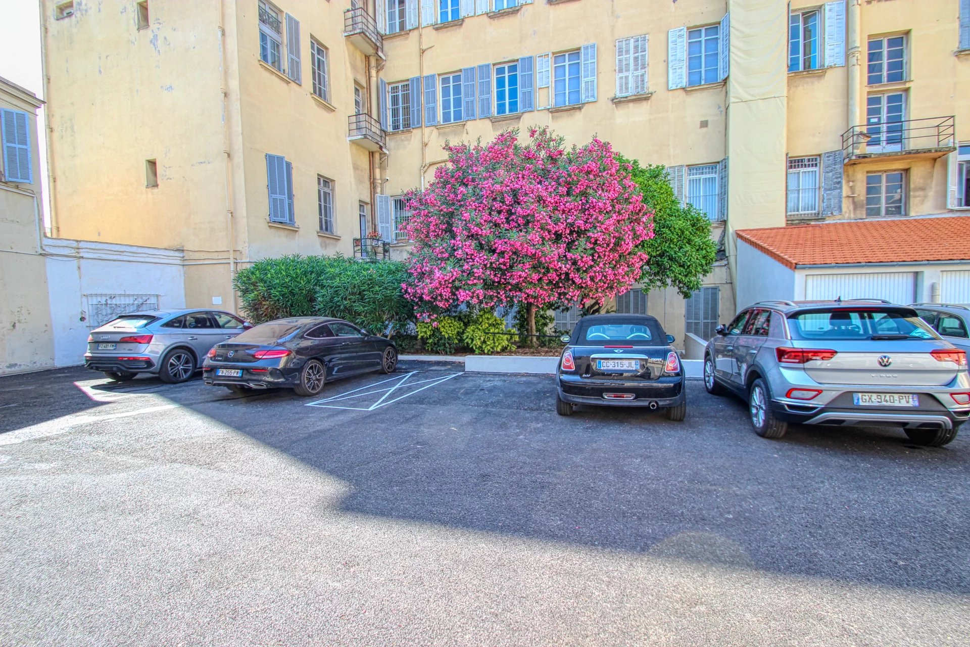 NICE "BIECKERT" - 36M² STORAGE LOCAL