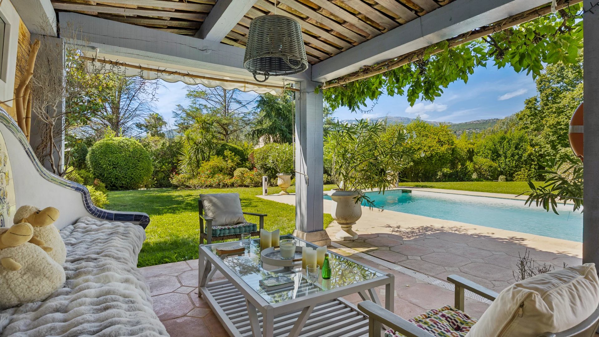 Provençal villa in a secured estate
