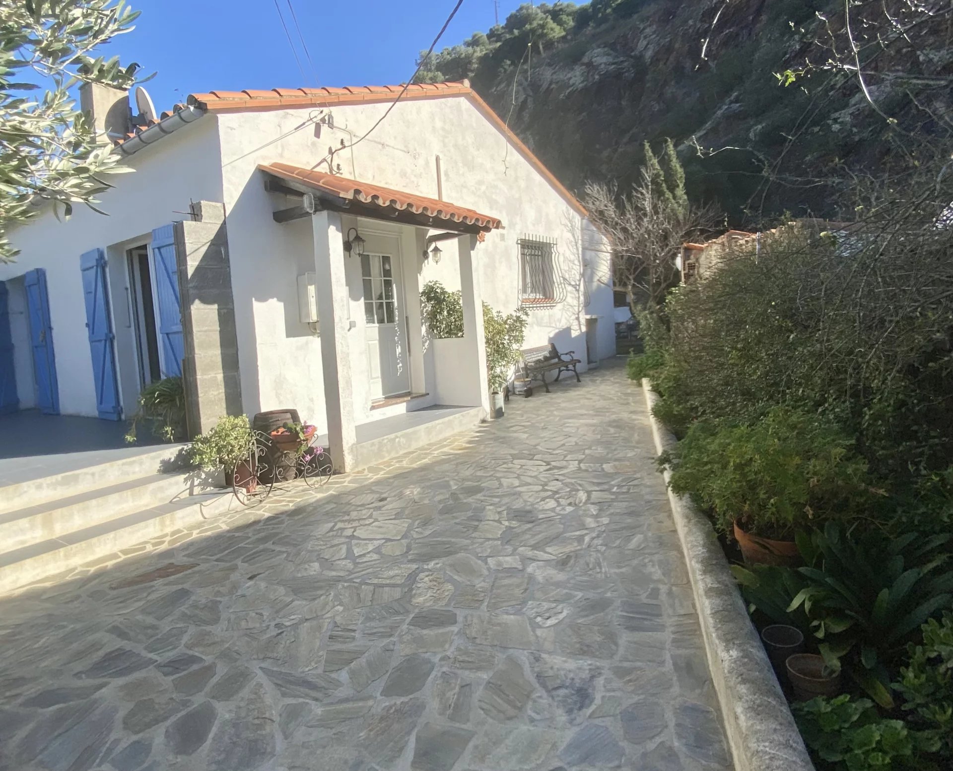 4-sided house with garden, 10 minutes walk from the sea