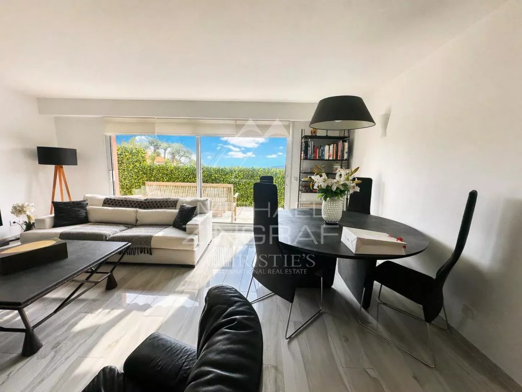 Apartment for sale in Villefranche sur Mer — Luxury 2-Bedroom Apartment in Villefranche-sur-Mer with Terrace