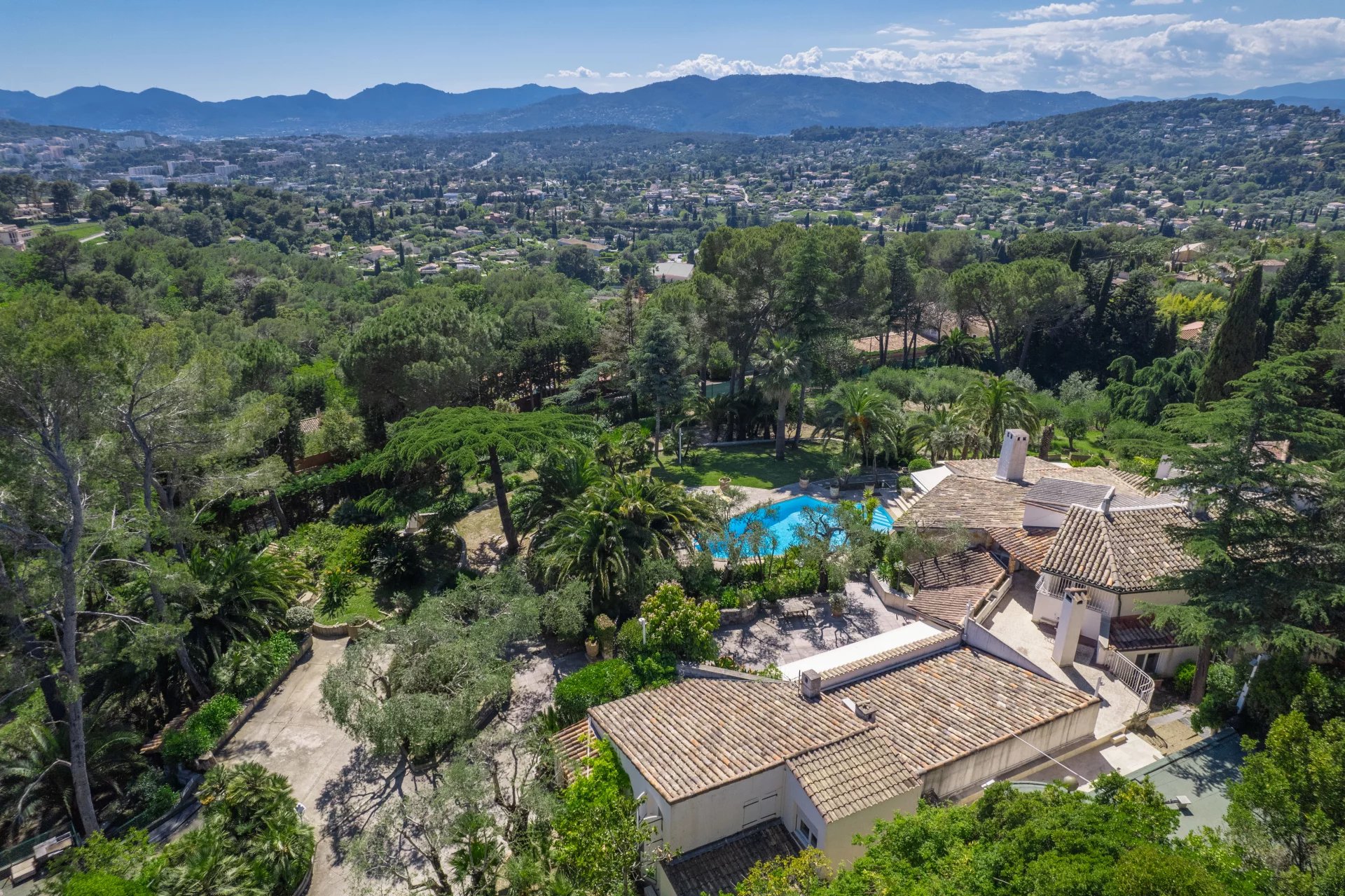 06250 MOUGINS VILLA