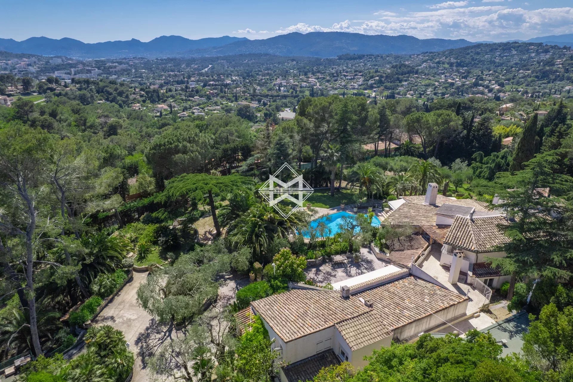 06250 MOUGINS VILLA