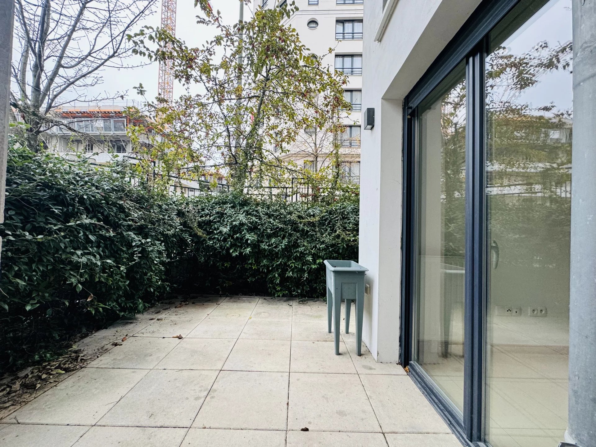 SURESNES - RUE BENOIT MALON - BEAU STUDIO AVEC TERRASSE