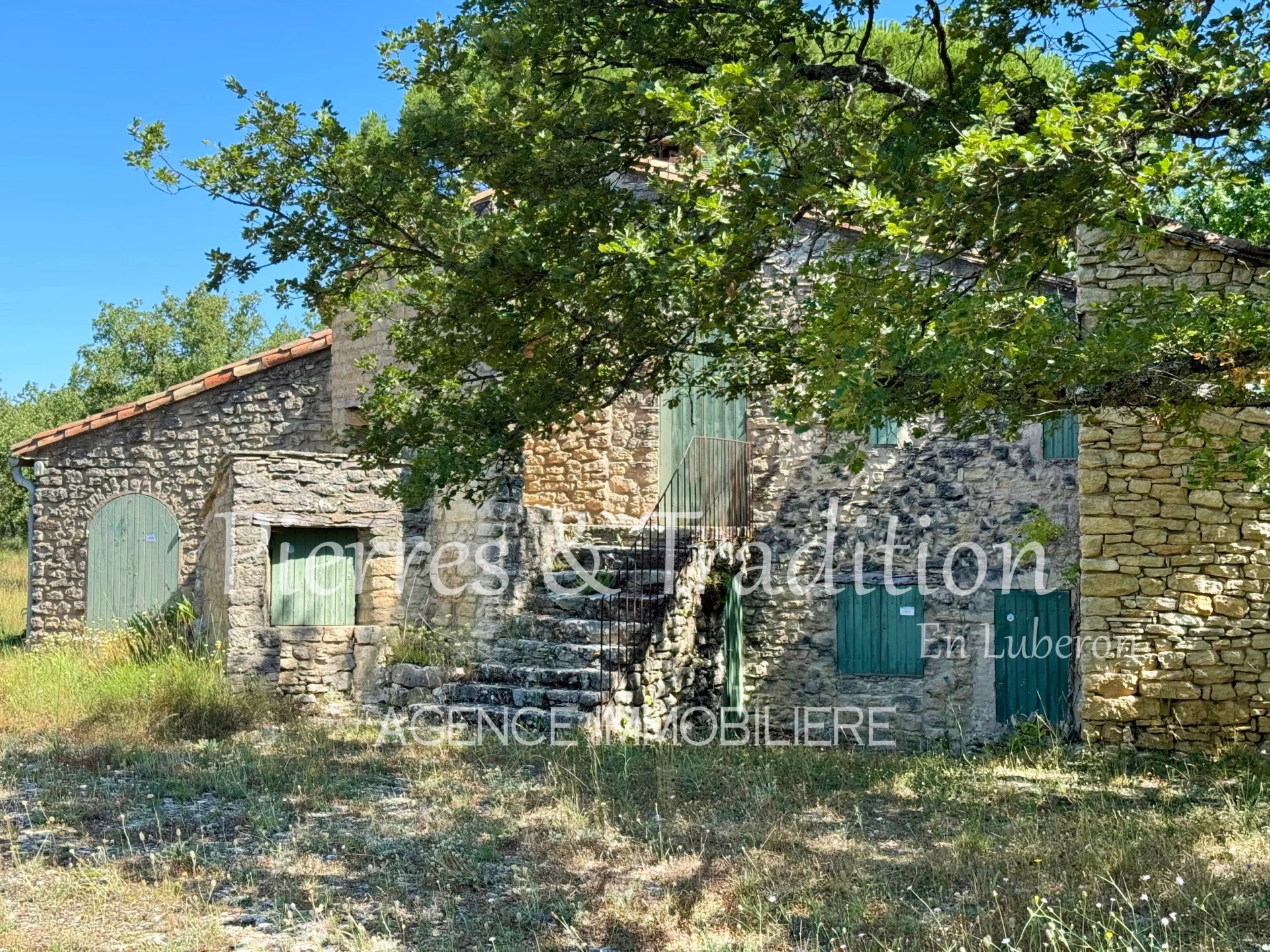 LUBERON OLD MAS WITH VIEW ON 8 Ha