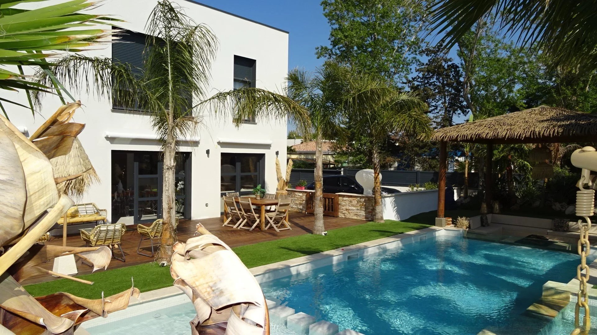 Le Cap d'Agde 34300 ambiance balinaise à moins de 300m de la plage pour cette villa contemporaine de 5 pièces avec piscine