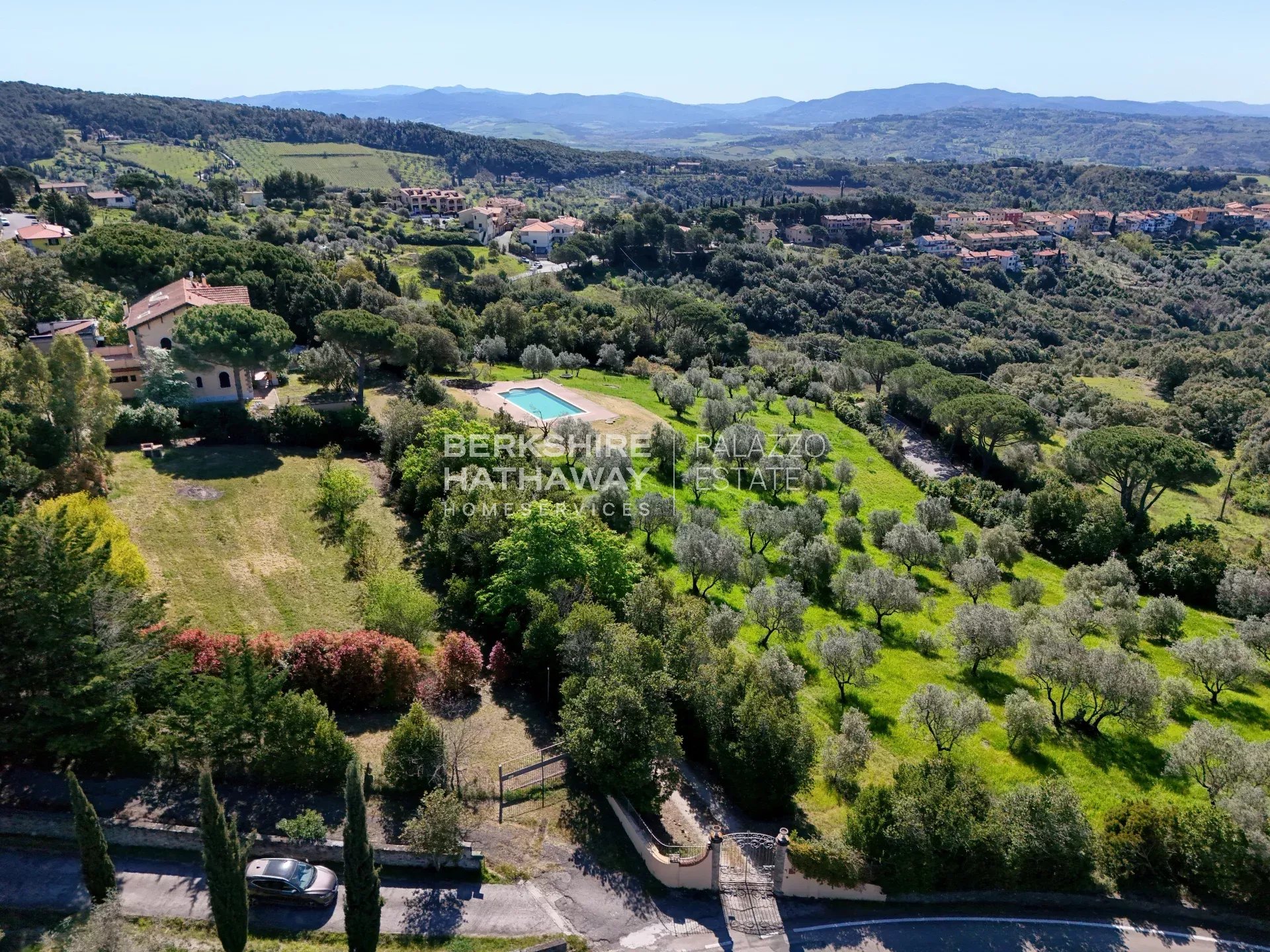 Elegante Villa d'Epoca con Vista Mare e Piscina a Riparbella