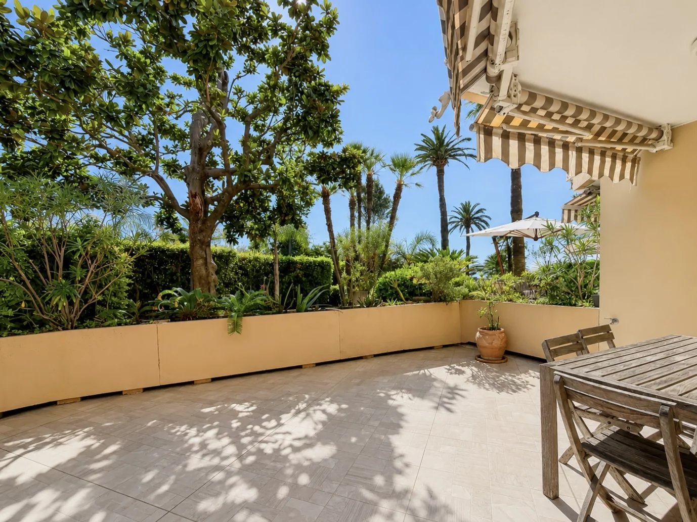 CANNES PALM BEACH – Elegant 1-Bedroom Apartment with Sea View & Exceptional Terrace
