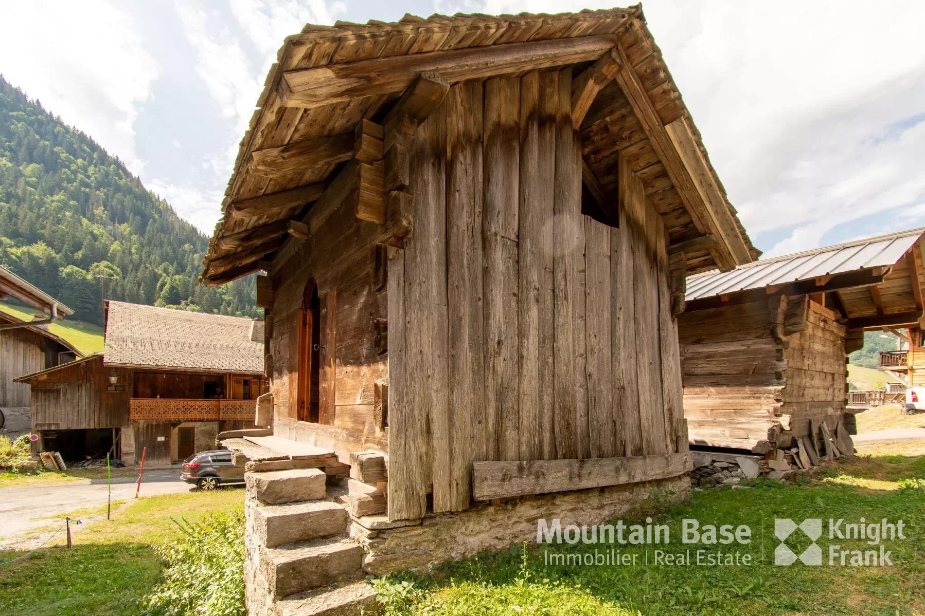 Photo of 6 bedroom chalet in a sought-after area