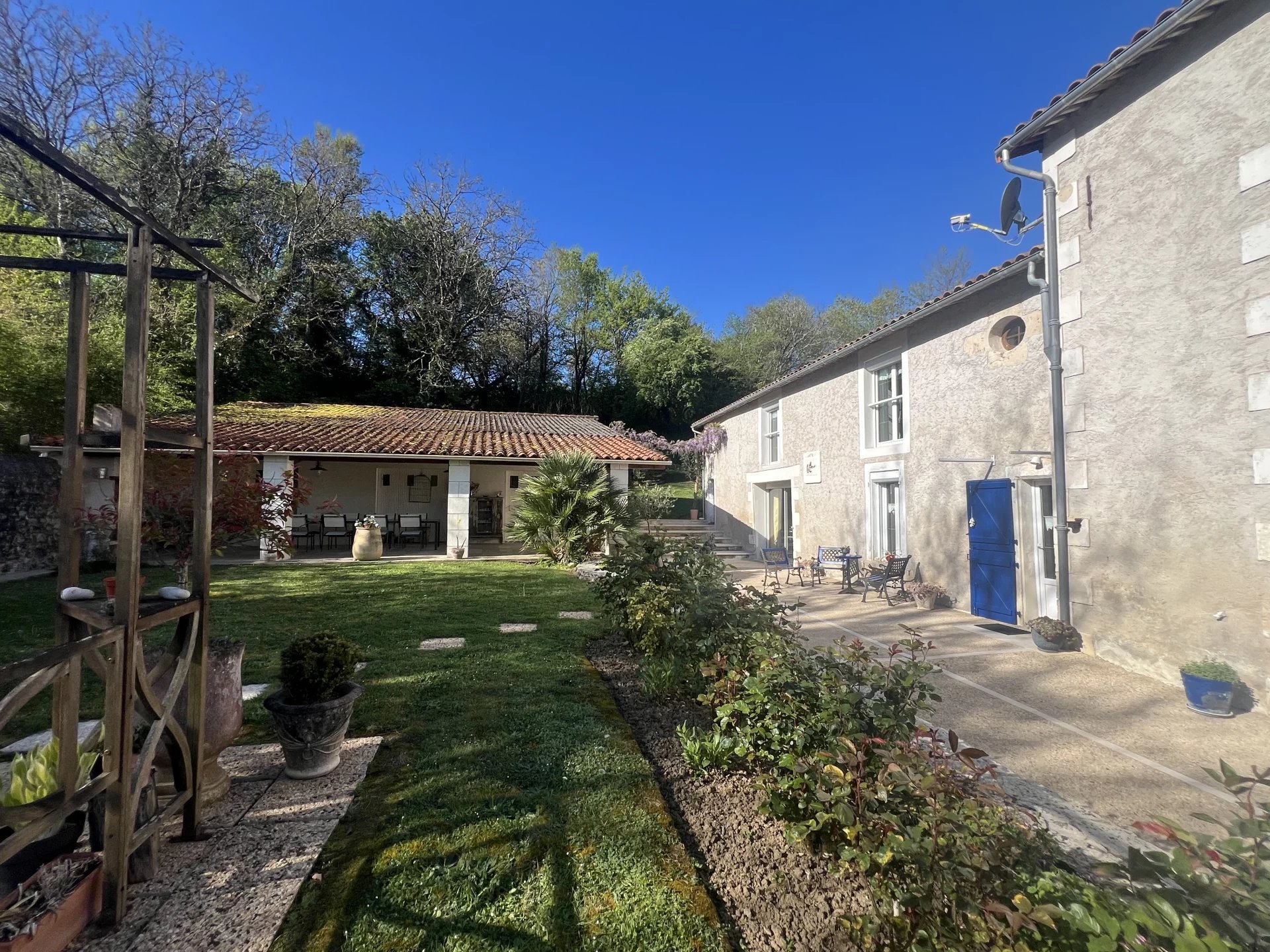 Maison 279m² — Lhommaizé
