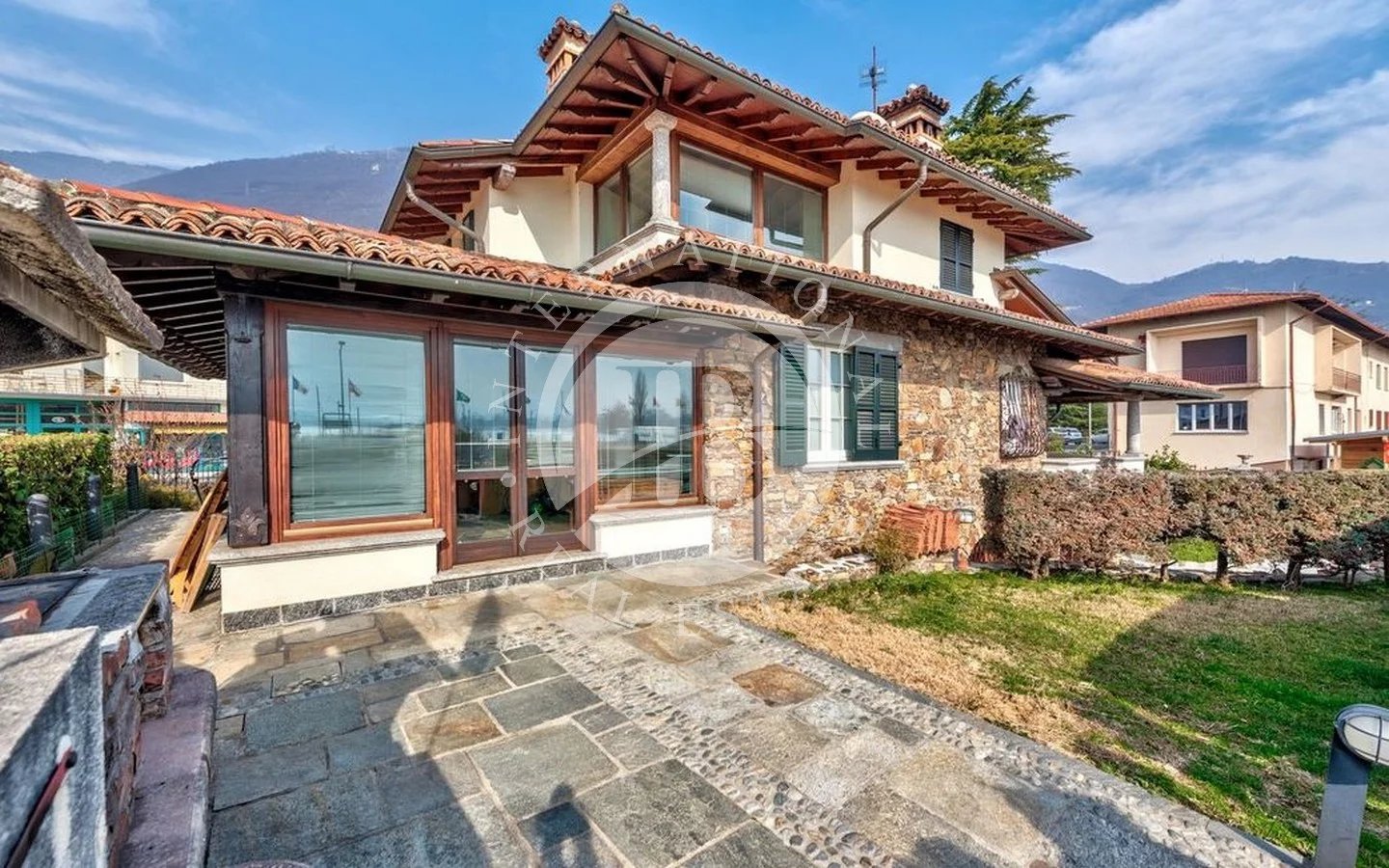 Villa in Gera Lario - view 1