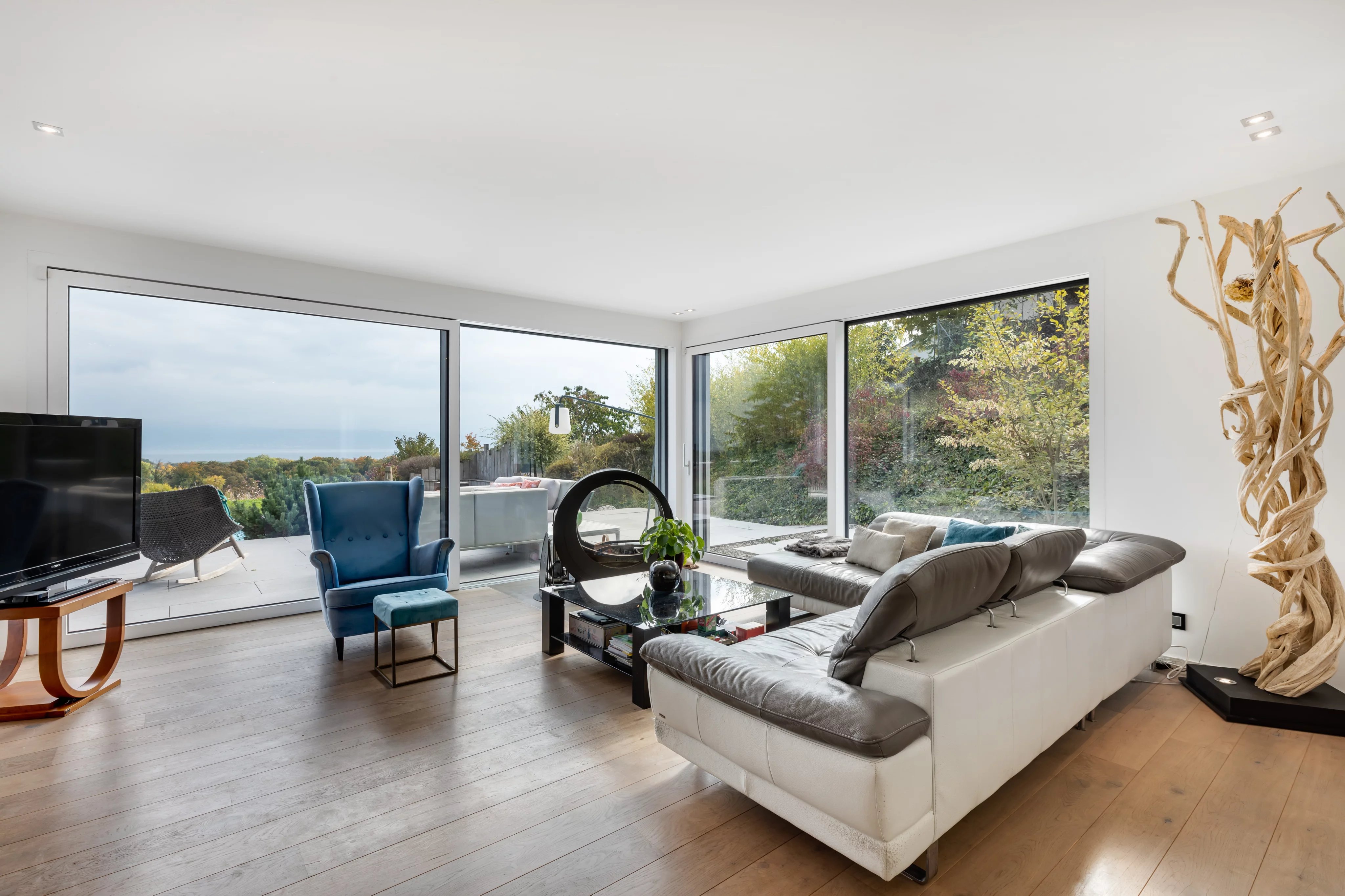 Architect-designed villa with panoramic view