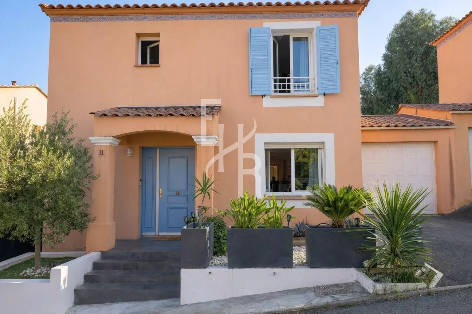 Villa in ruhiger Lage in einer privaten Domaine