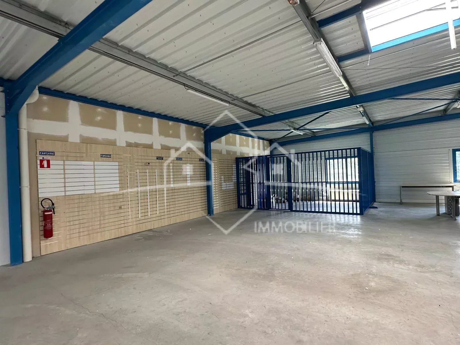 bâtiment d'activité ou de stockage avec showroom