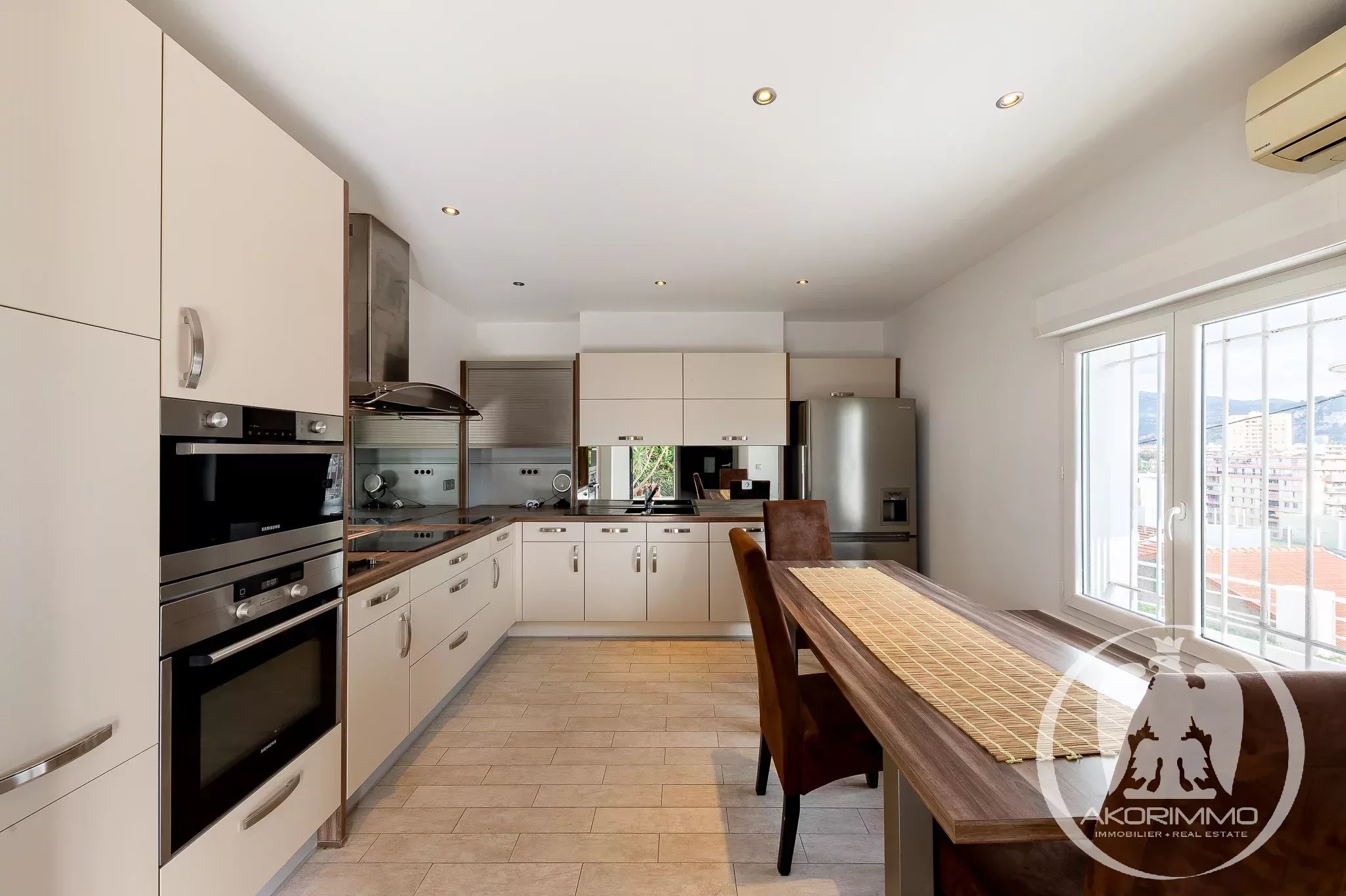 House  - 6 rooms  - 130.0 m2 -