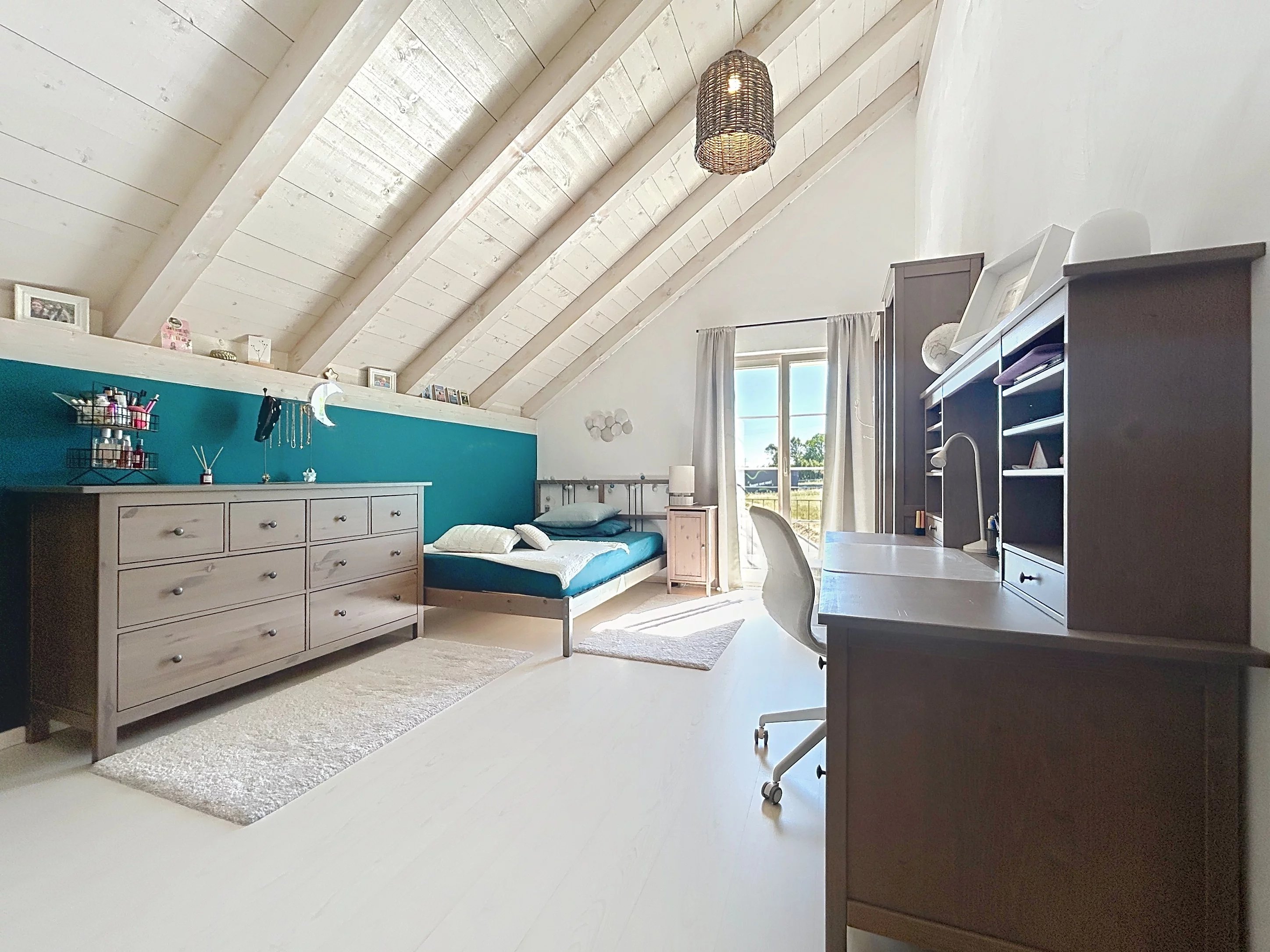 Spacieuse villa familiale de caractère avec vaste jardin (Laténa)