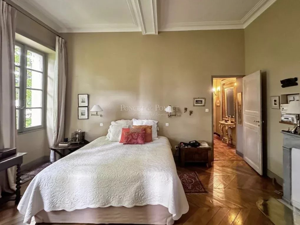 9 Bedroom Villa/Townhouse's Image 11