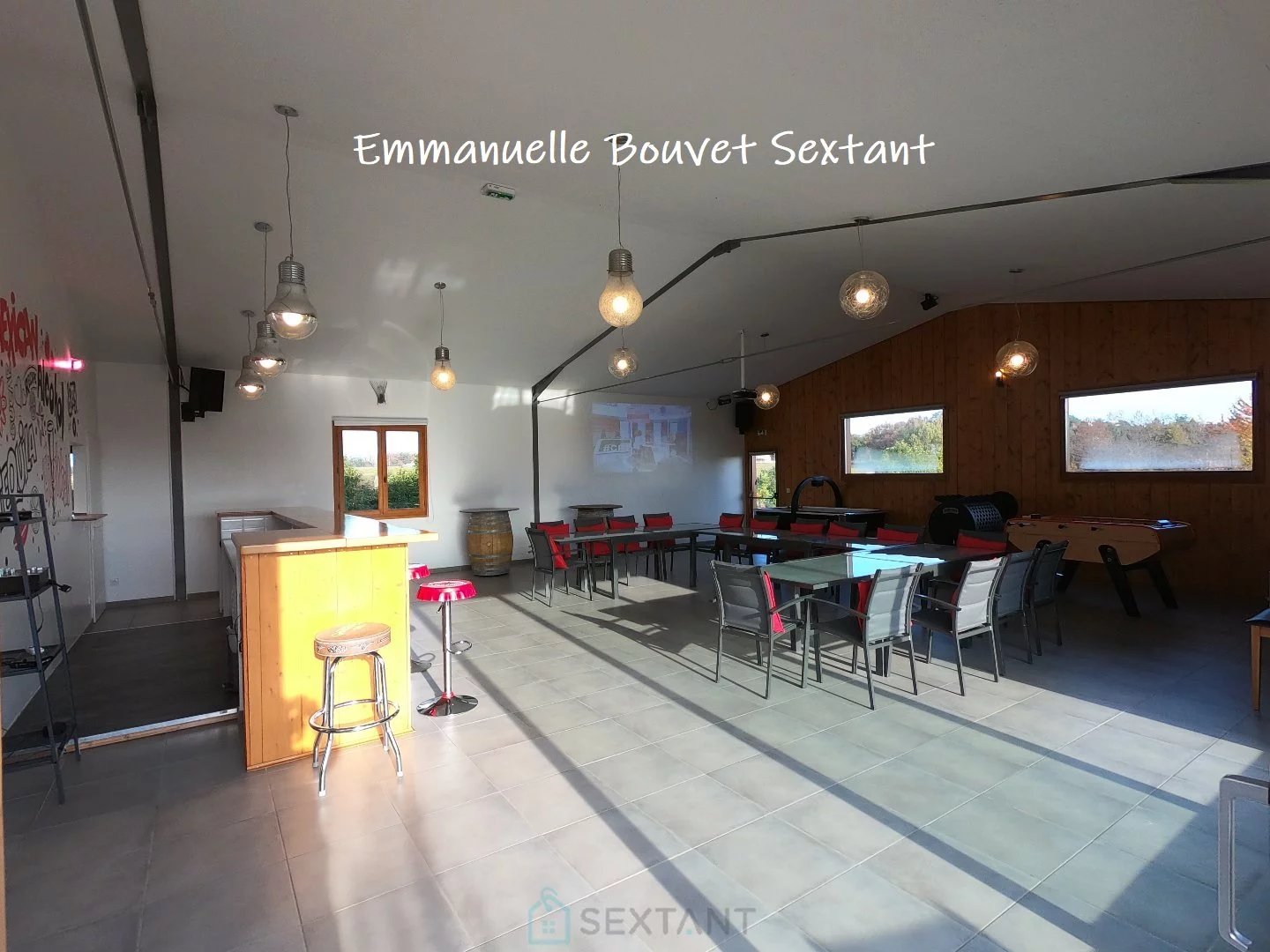 Superbe domaine touristique, 3 ha, 5 chalets bois, salle de réception, maison d'habitation, piscine, divers dépendances
