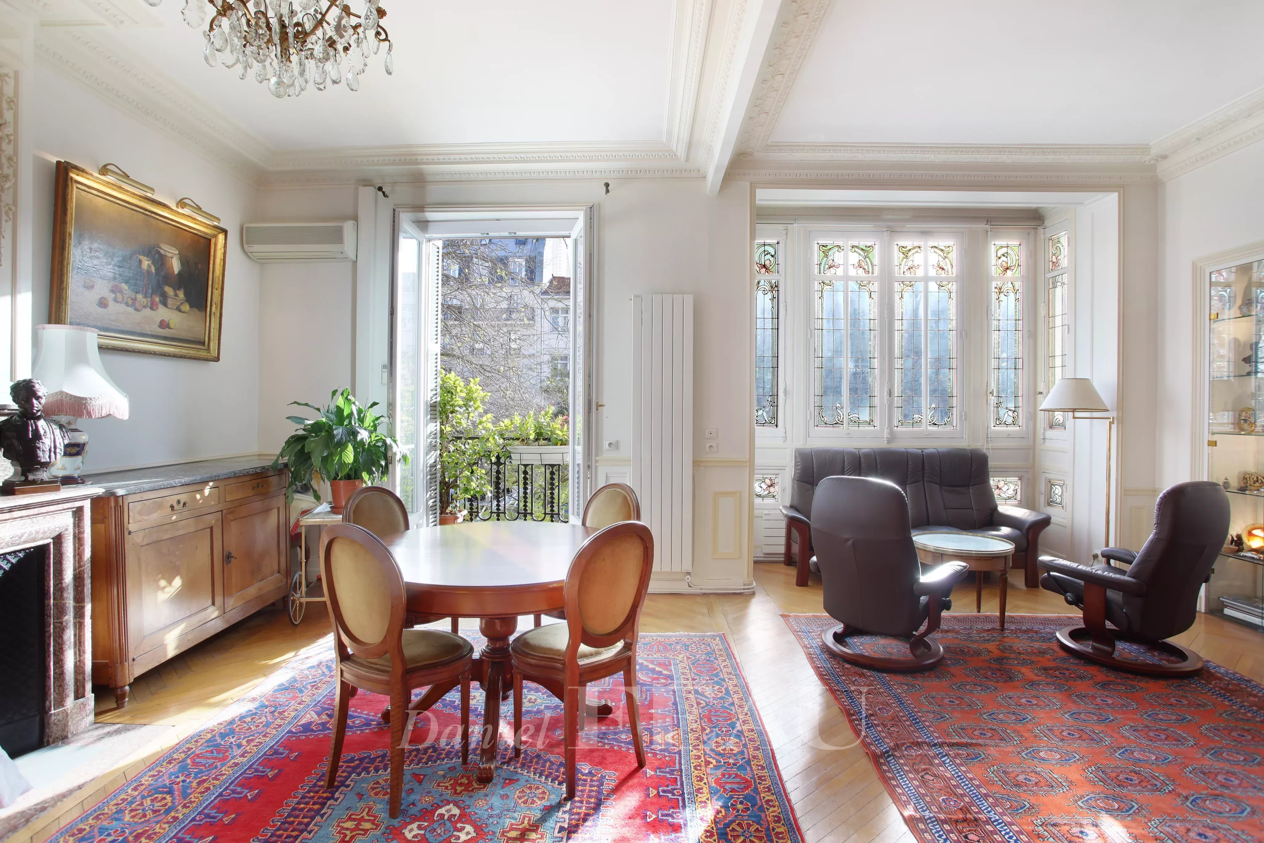 Séjour, parquet, moulures, cheminée 
