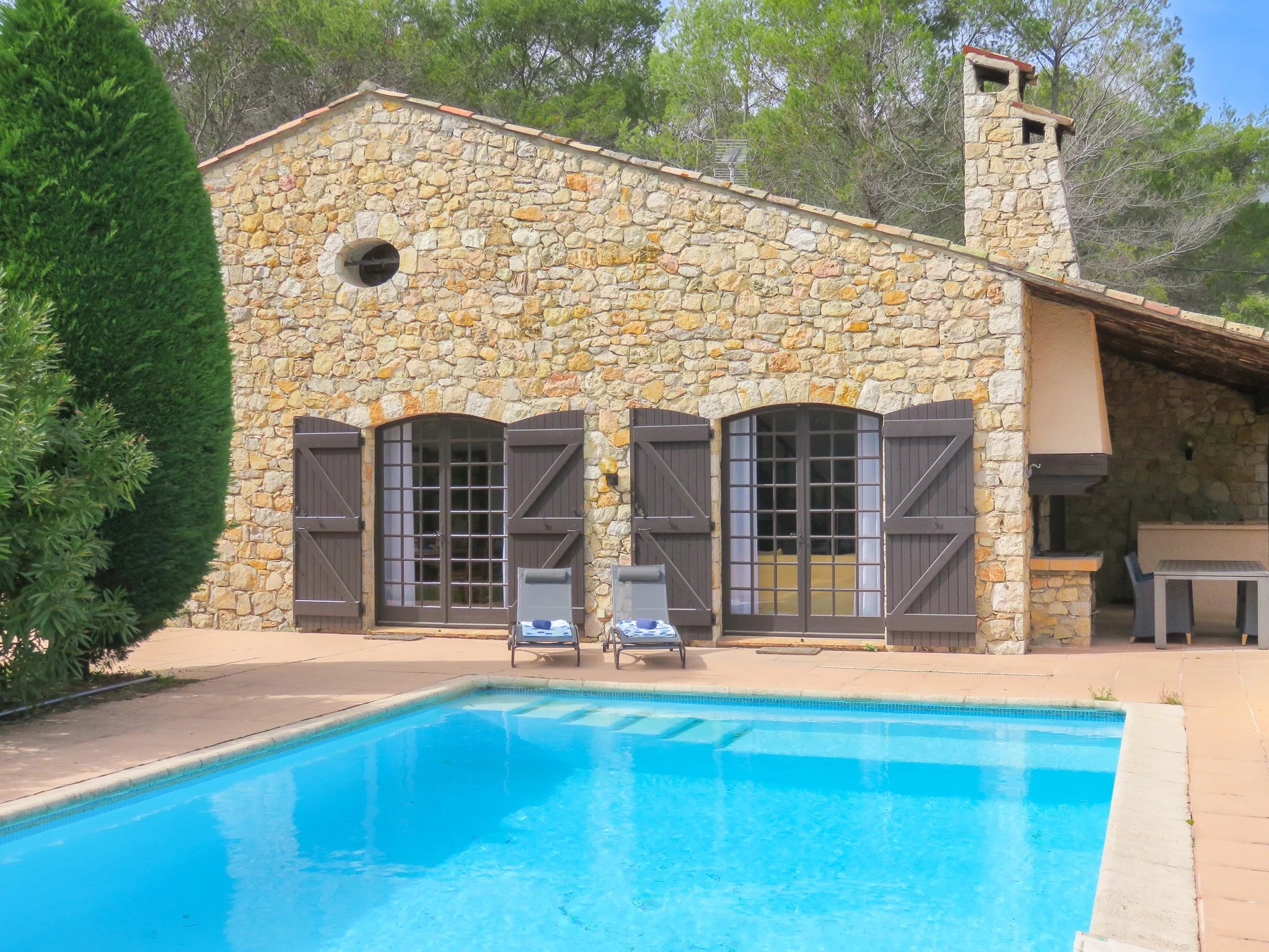 Charmante maison en pierre avec piscine à Seillans