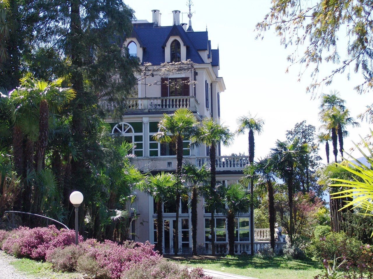 HHistorische Villa mit Nebengebäude, Park und Swimmingpool in Luino am Lago Maggiore zu verkaufenistorische Villa zum Verkauf in Luino