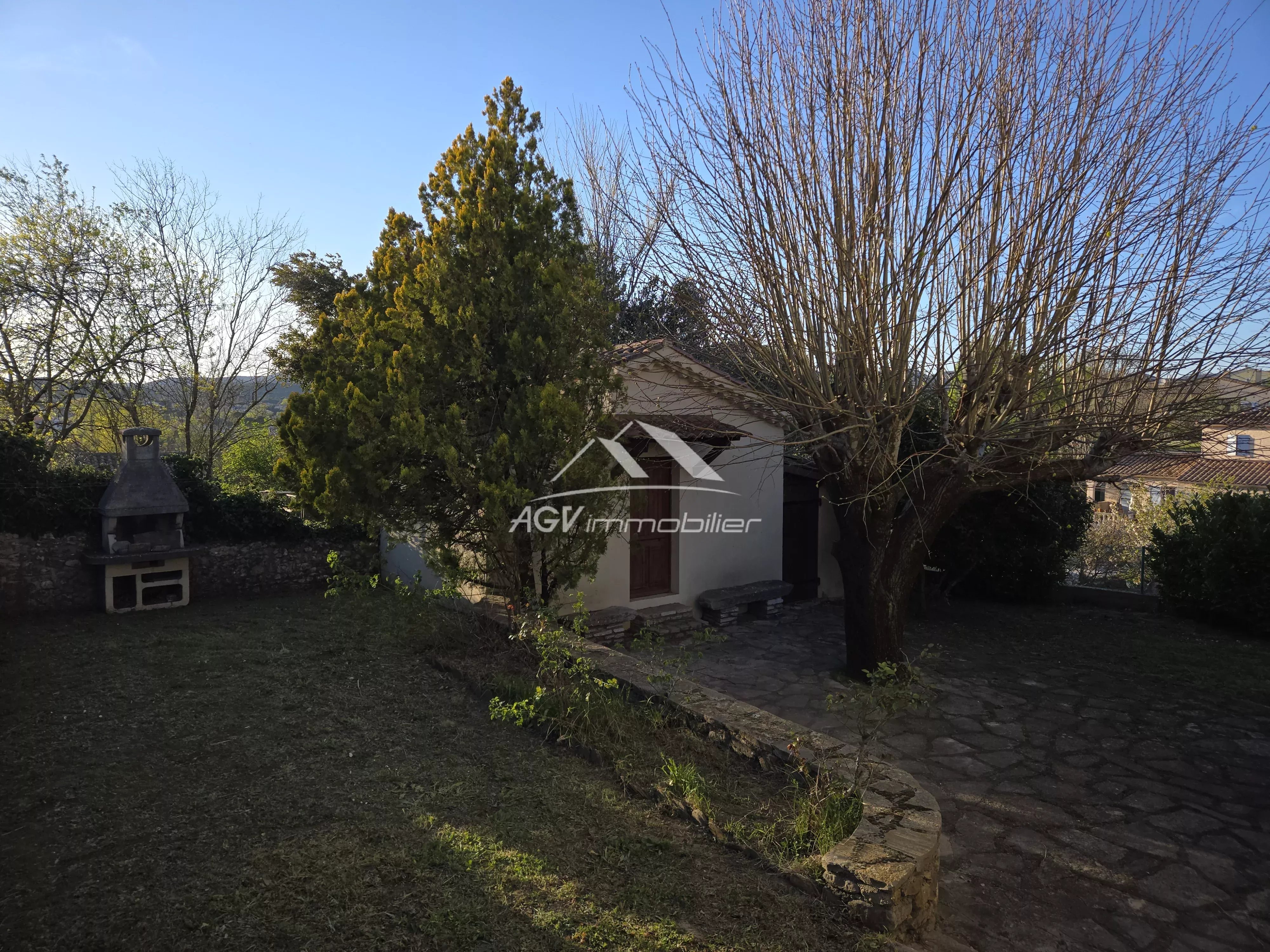 Maison en pierres, 2 logements,double garage